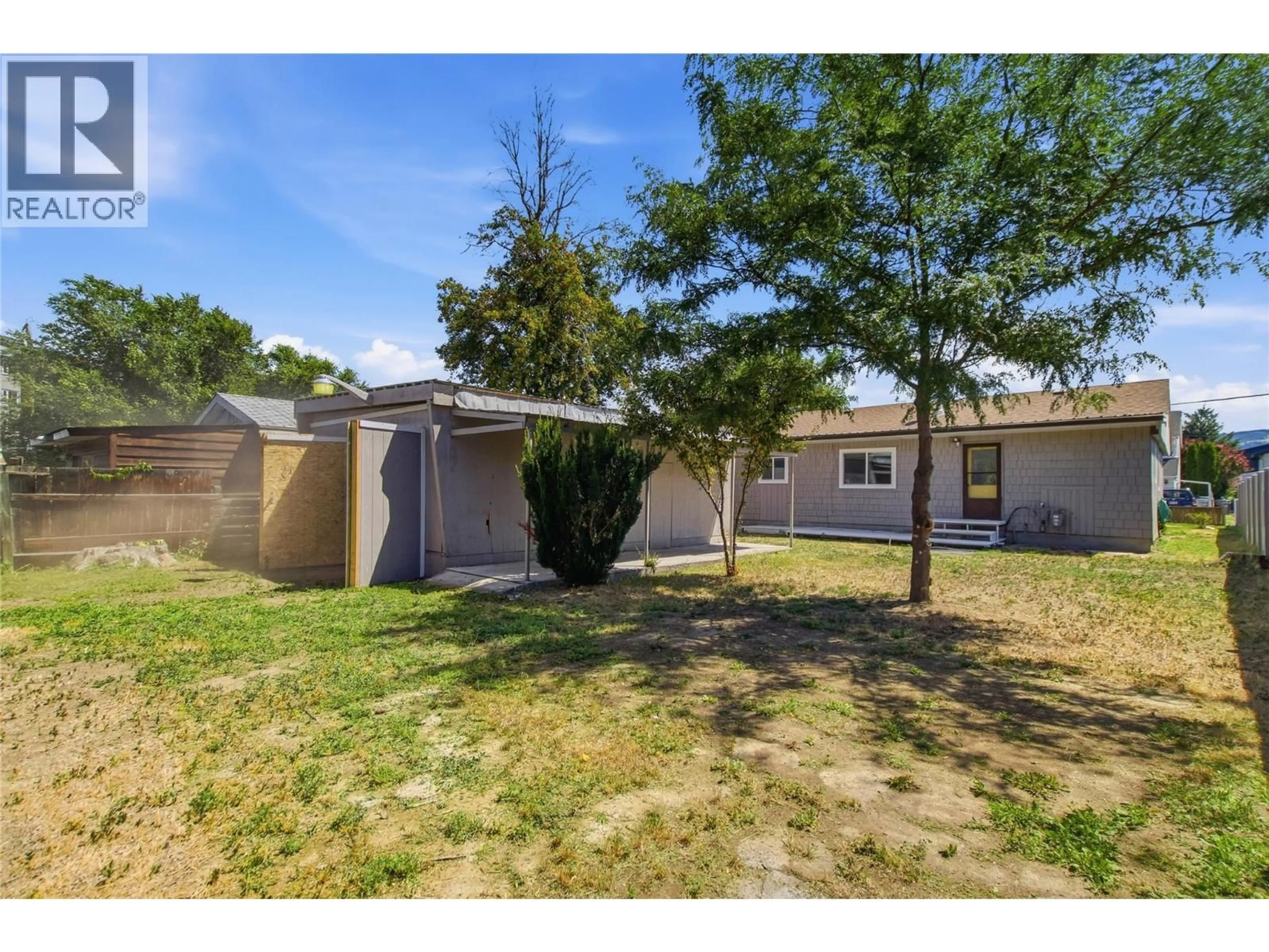 A pic from outside/outdoor area/front of a property/back of a property/a pic from drone, street for 124 WILLIAMS STREET, Kamloops British Columbia V2B3Z6