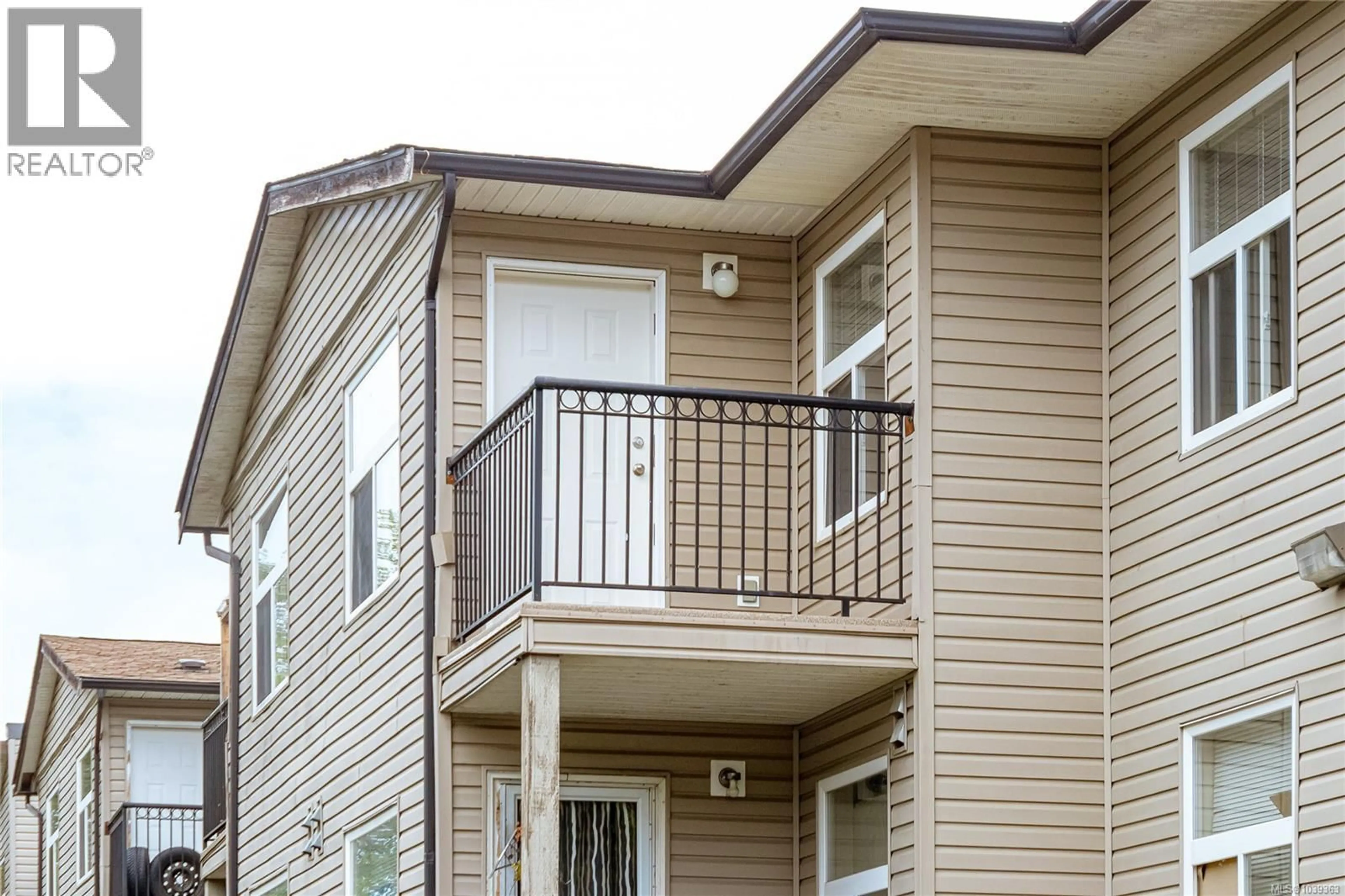 Home with vinyl exterior material, building for 302 - 3215 COWICHAN LAKE ROAD, Duncan British Columbia V9L5G5