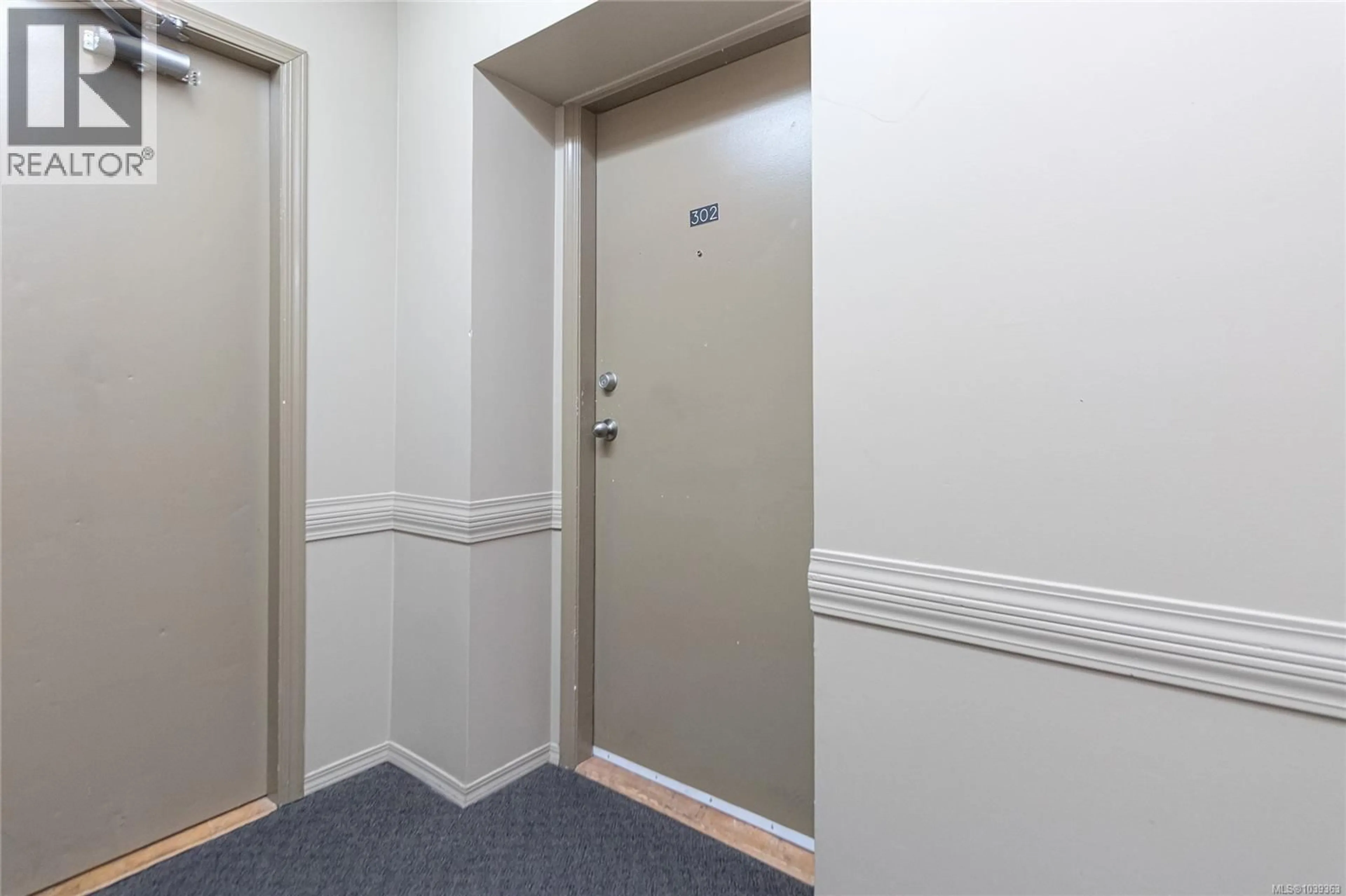Indoor foyer for 302 - 3215 COWICHAN LAKE ROAD, Duncan British Columbia V9L5G5