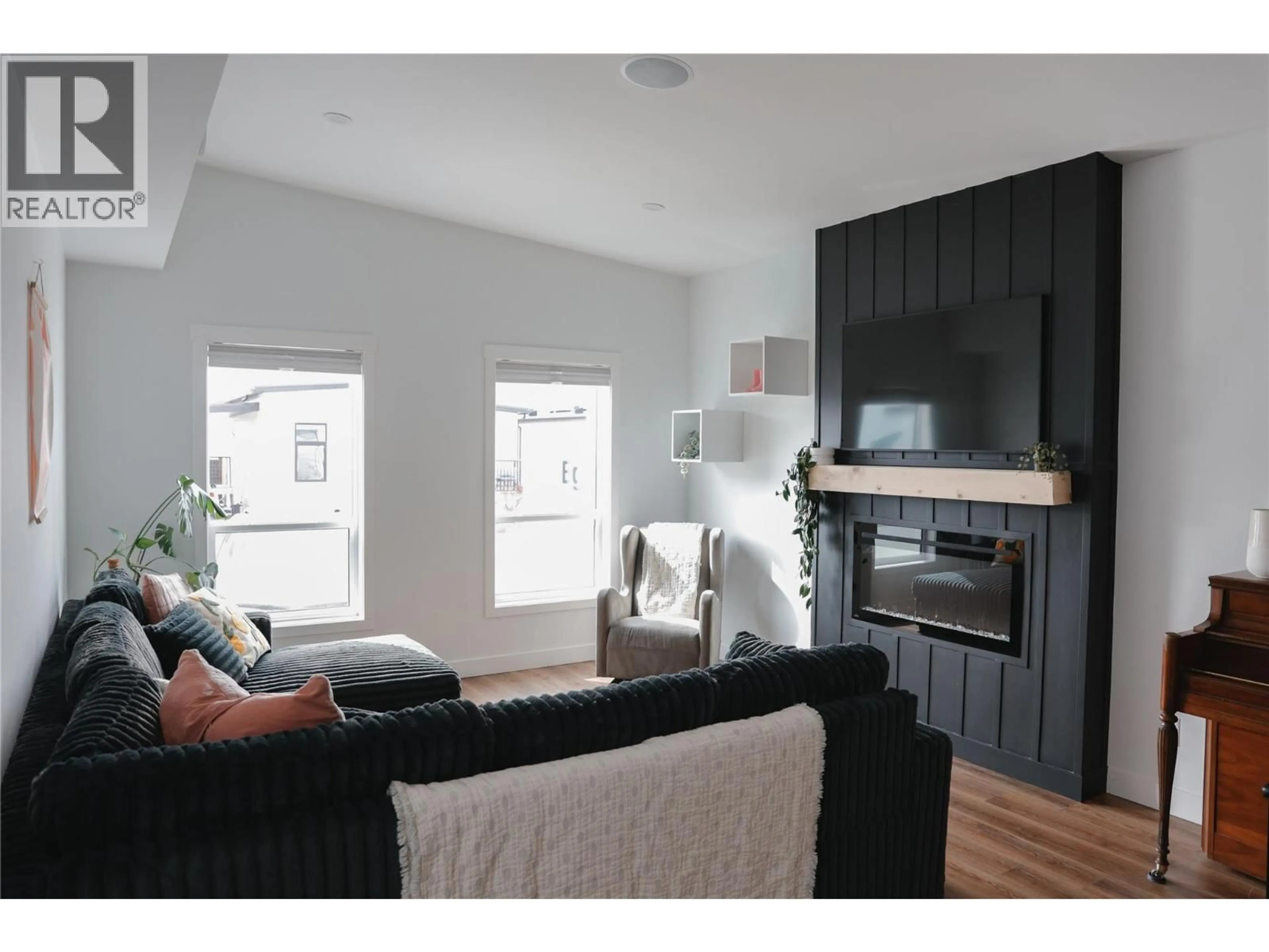 Living room with furniture, wood/laminate floor for 20 - 8900 JIM BAILEY ROAD, Kelowna British Columbia V4V0B5