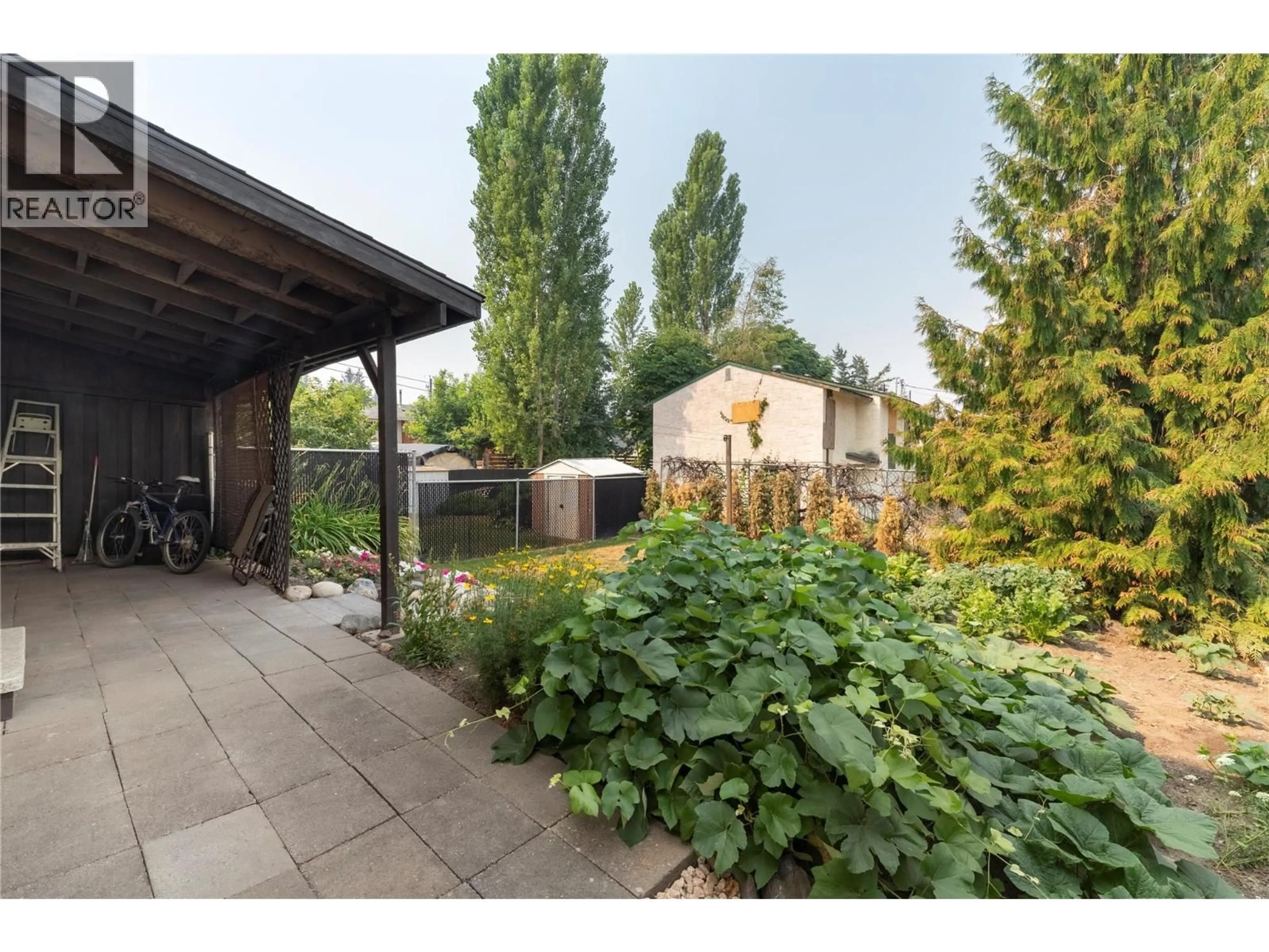 Patio, street for 4006A 19 STREET, Vernon British Columbia V1T7Y3