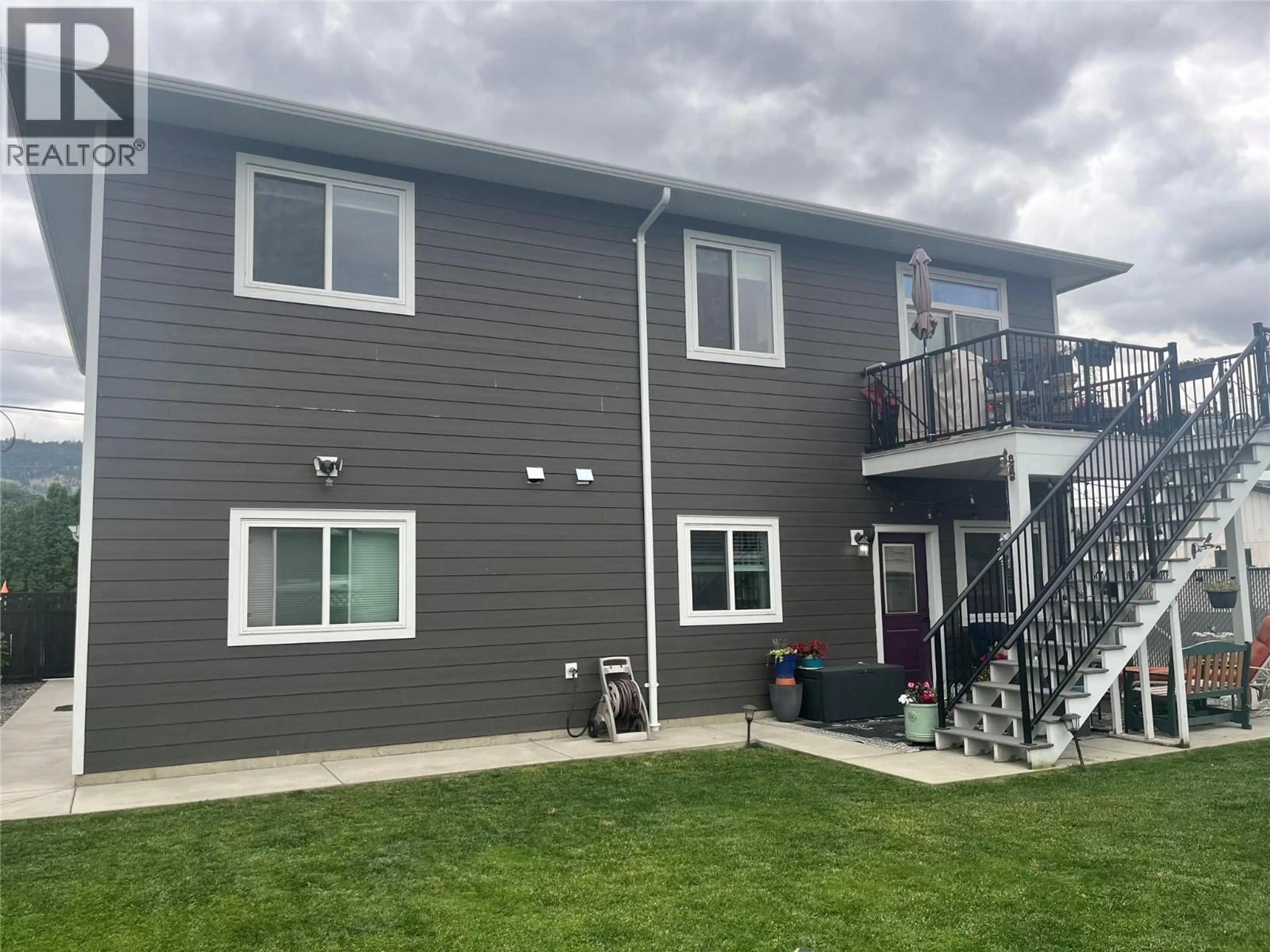 Home with vinyl exterior material, unknown for 2046 SUNNYCREST AVENUE, Kamloops British Columbia V2B4M1