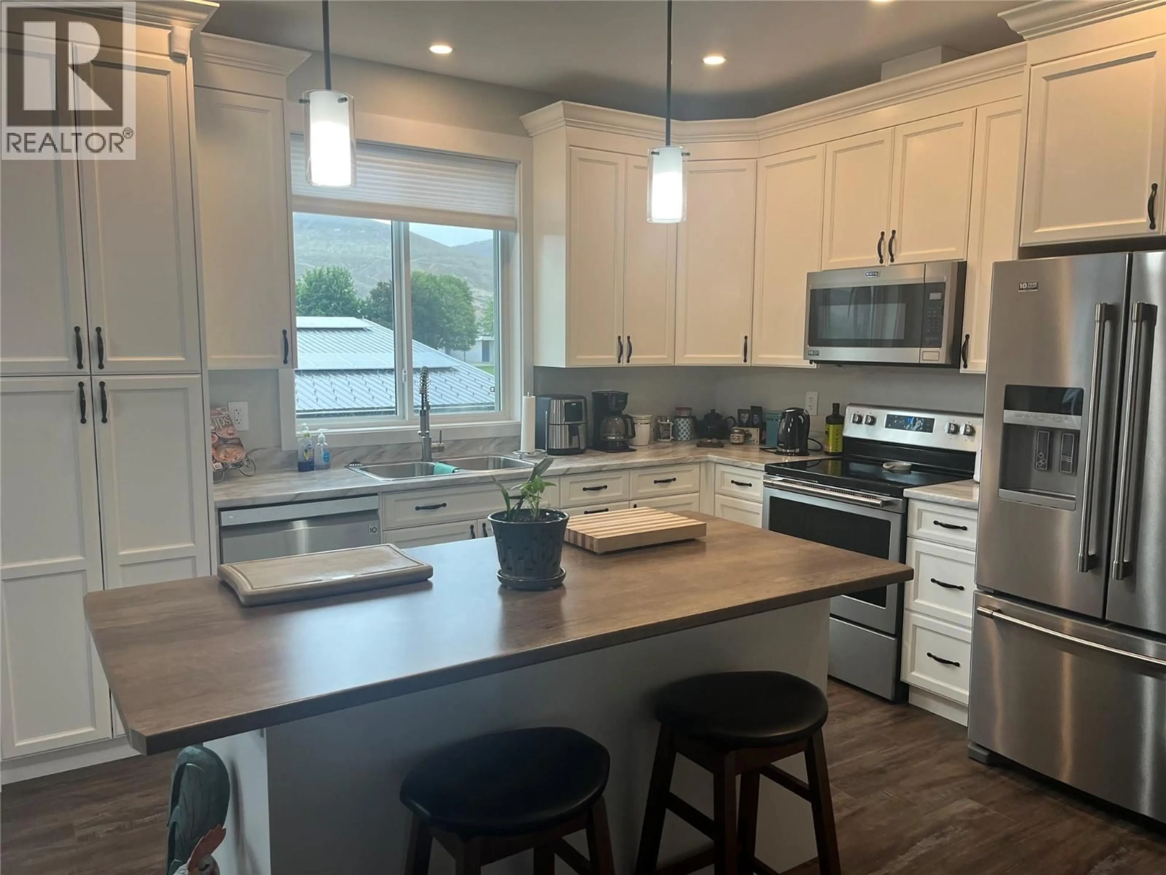 Open concept kitchen, unknown for 2046 SUNNYCREST AVENUE, Kamloops British Columbia V2B4M1