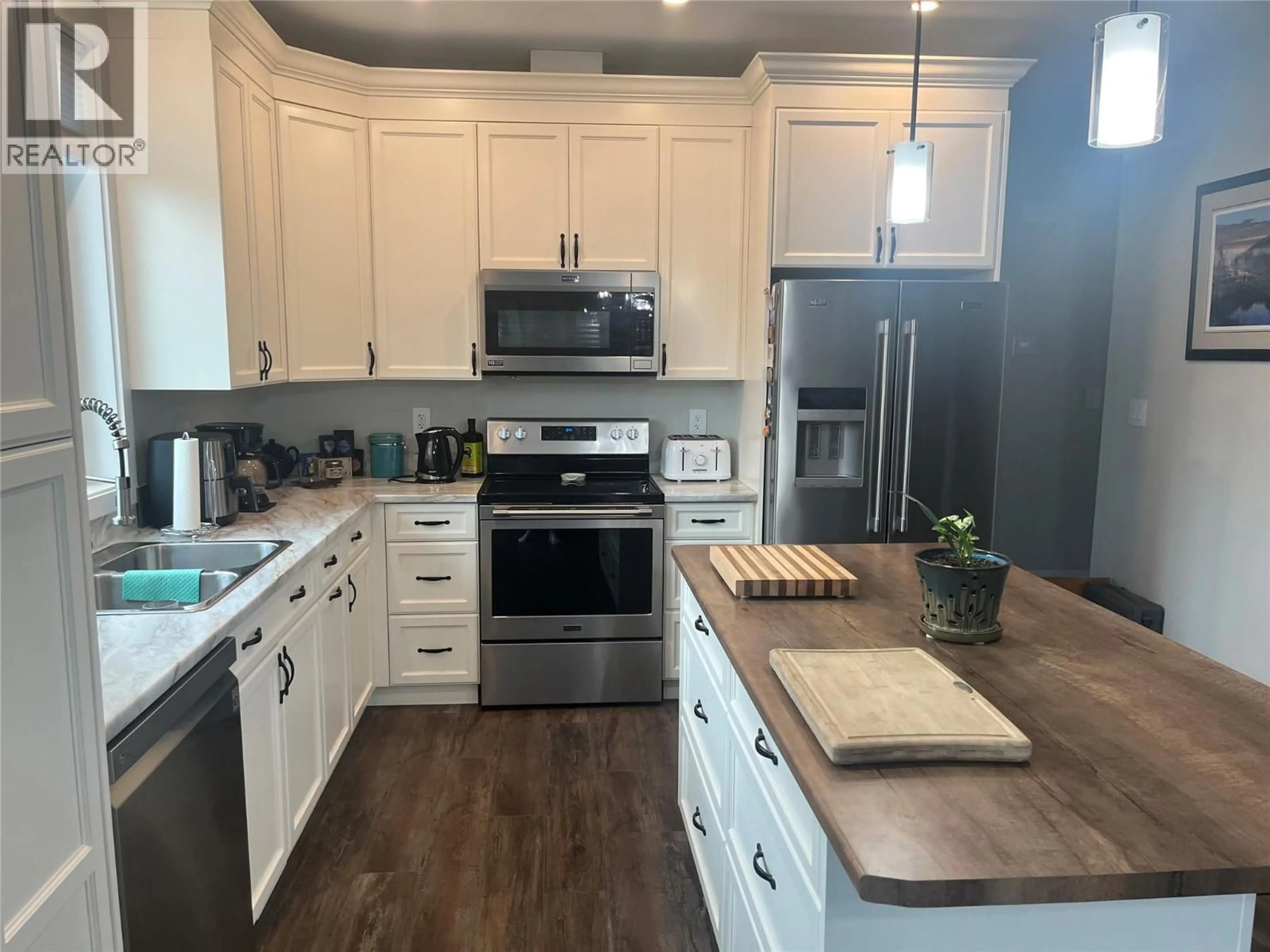 Open concept kitchen, unknown for 2046 SUNNYCREST AVENUE, Kamloops British Columbia V2B4M1