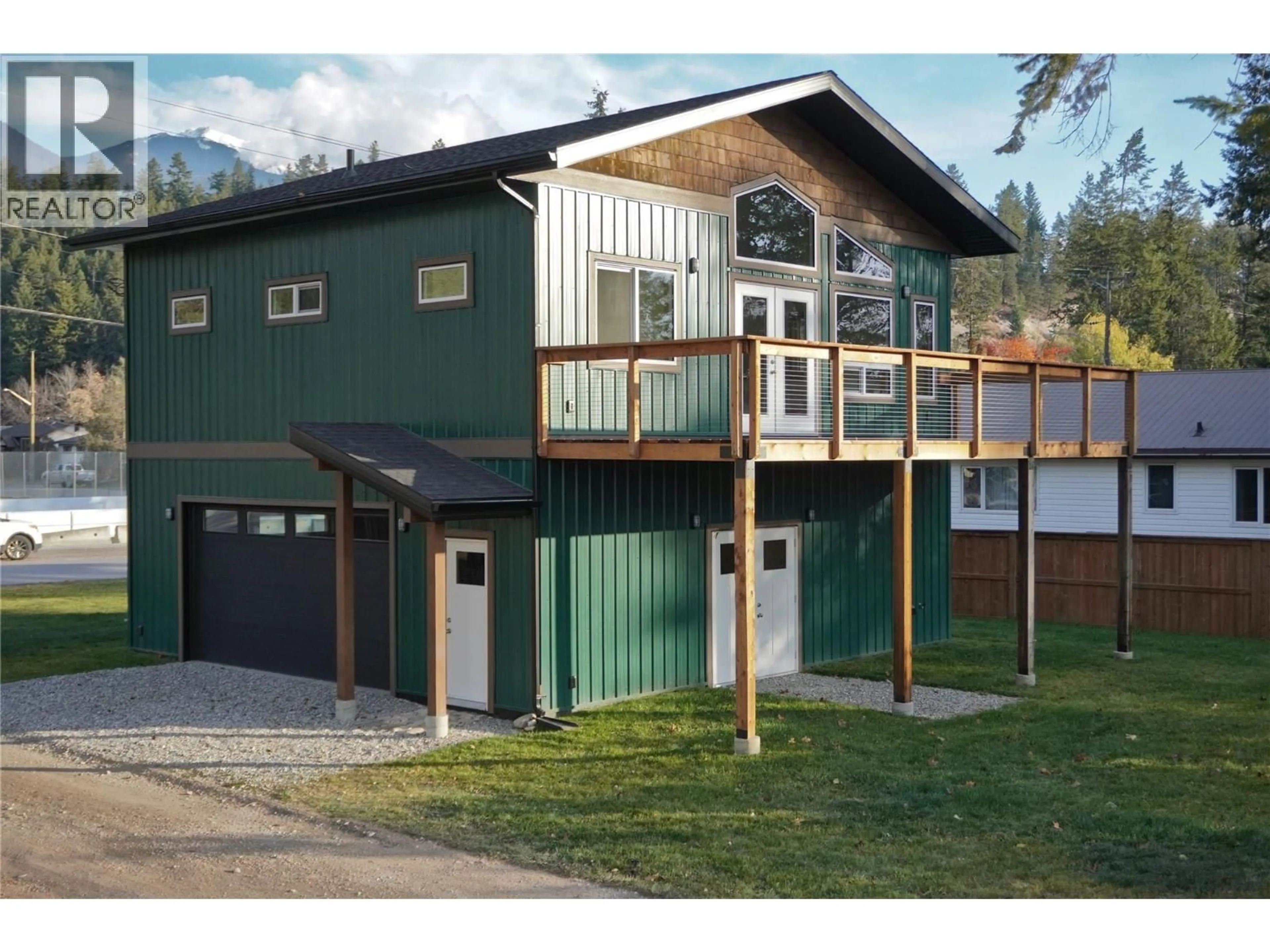 Home with vinyl exterior material, unknown for 905 13 AVENUE SOUTH, Golden British Columbia V0A1H0