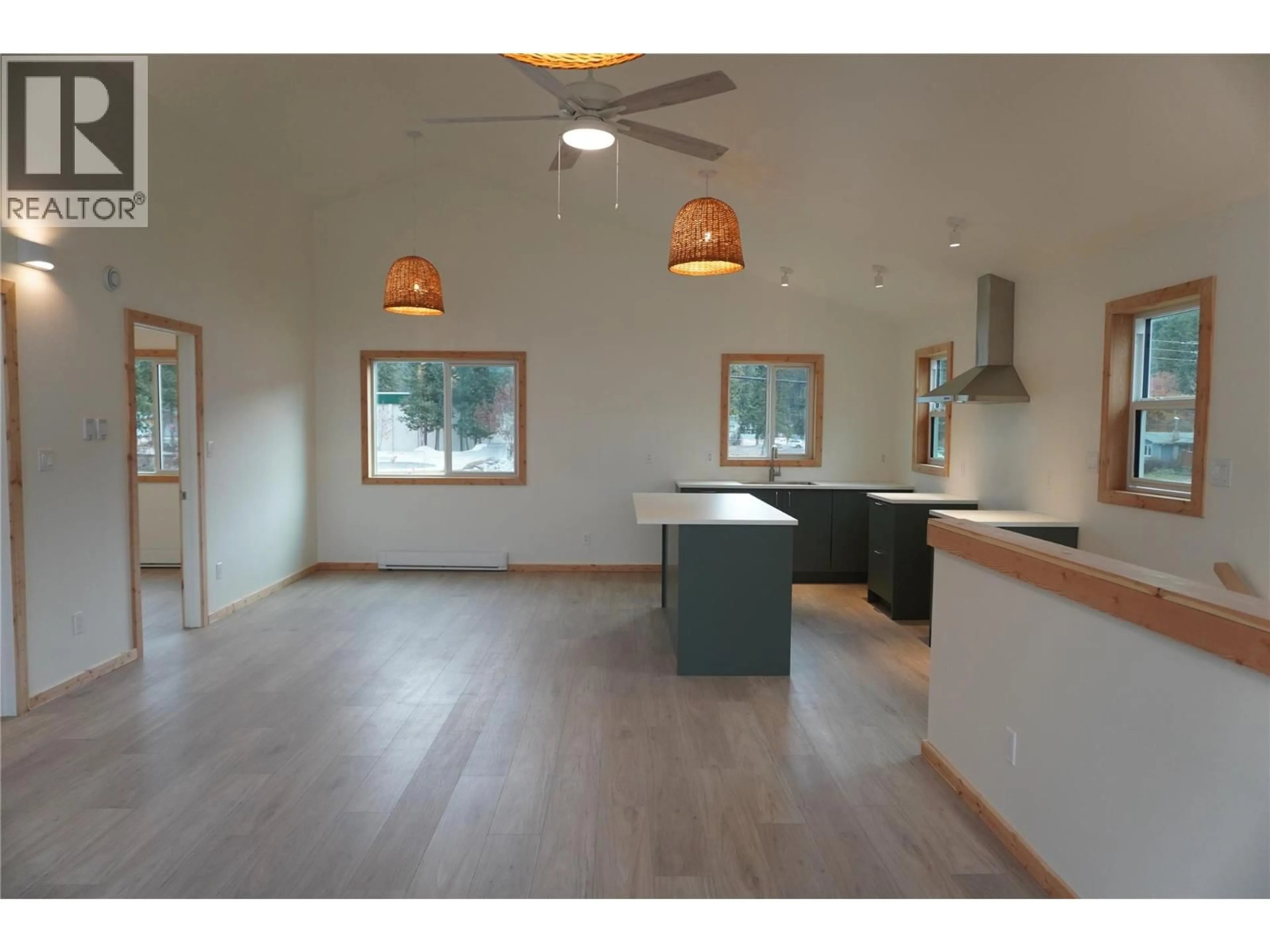 Open concept kitchen, wood/laminate floor for 905 13 AVENUE SOUTH, Golden British Columbia V0A1H0