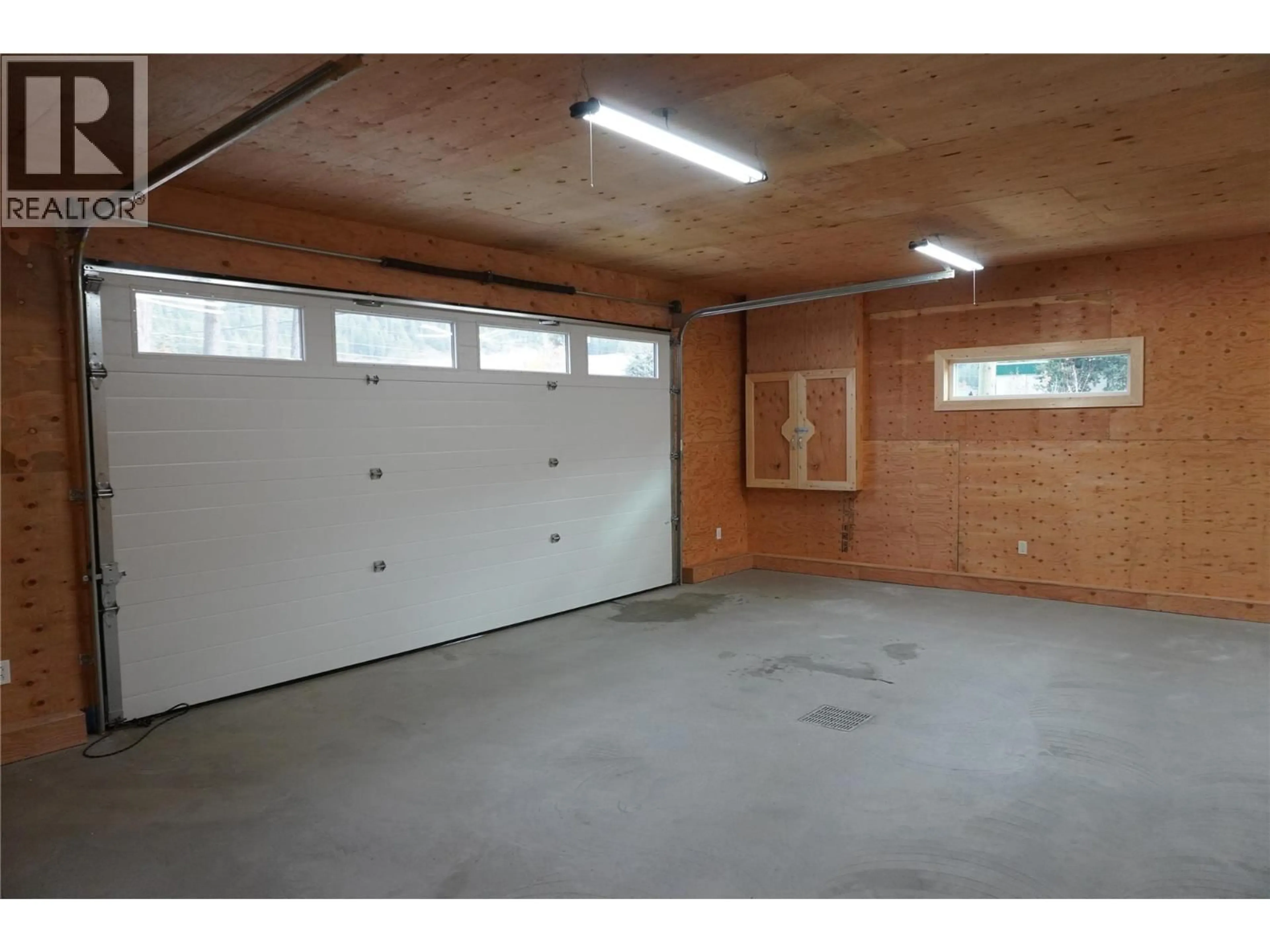 Indoor garage for 905 13 AVENUE SOUTH, Golden British Columbia V0A1H0