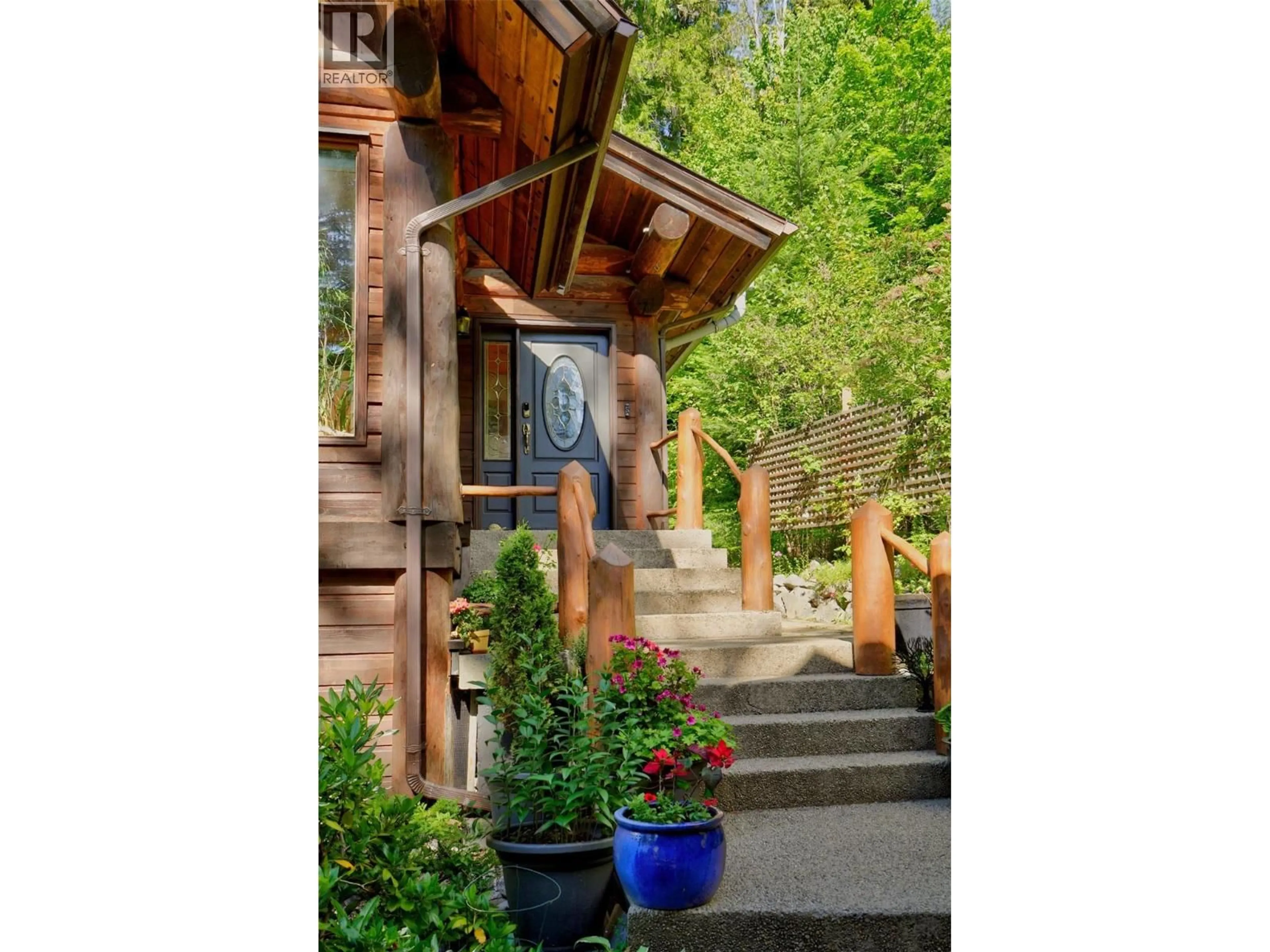 Indoor entryway for 714 REGENT STREET, Nelson British Columbia V1L6E5