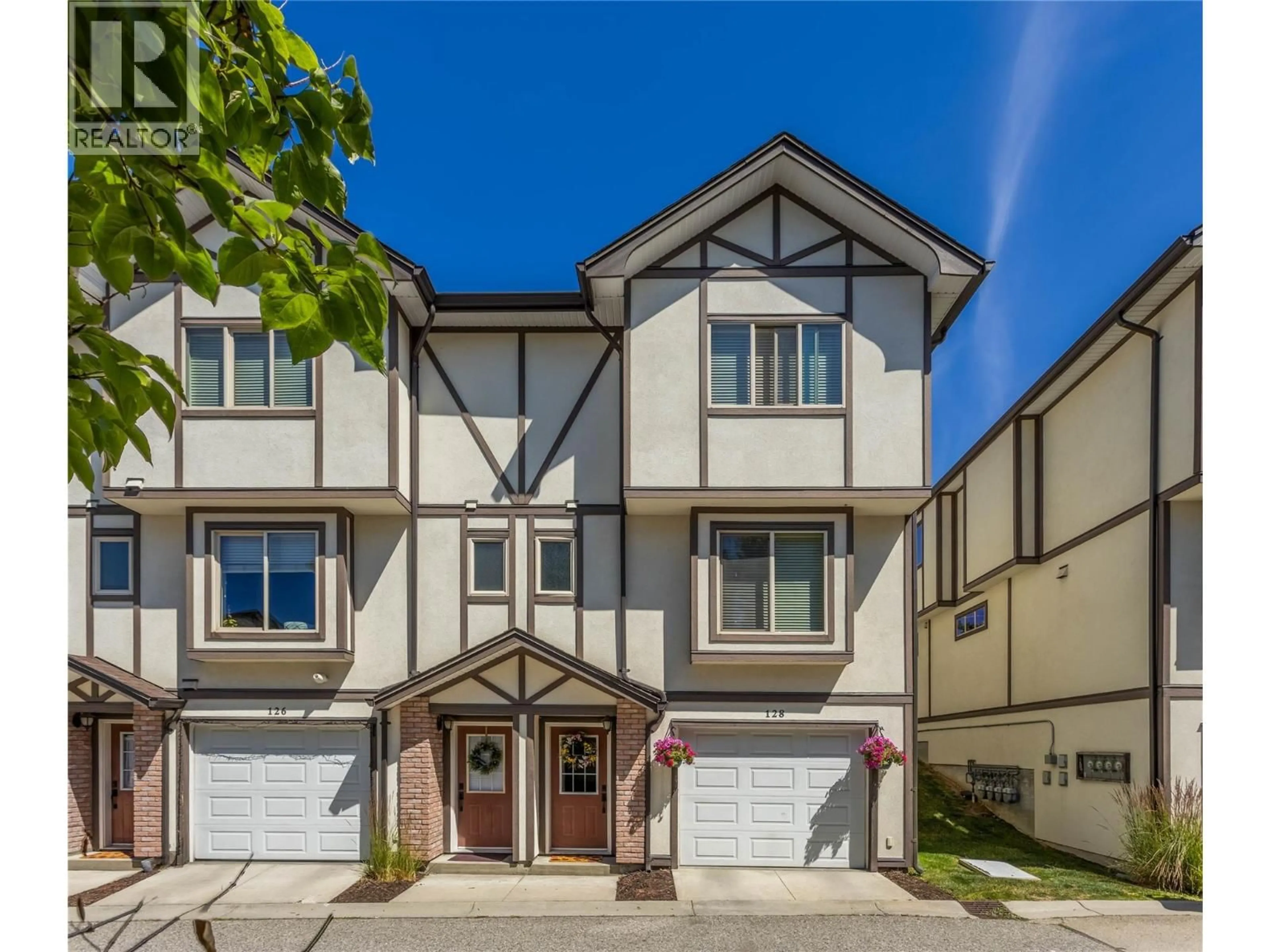 Home with vinyl exterior material, street for 128 - 128-1651 LYNRICK ROAD, Kelowna British Columbia V1P1R4