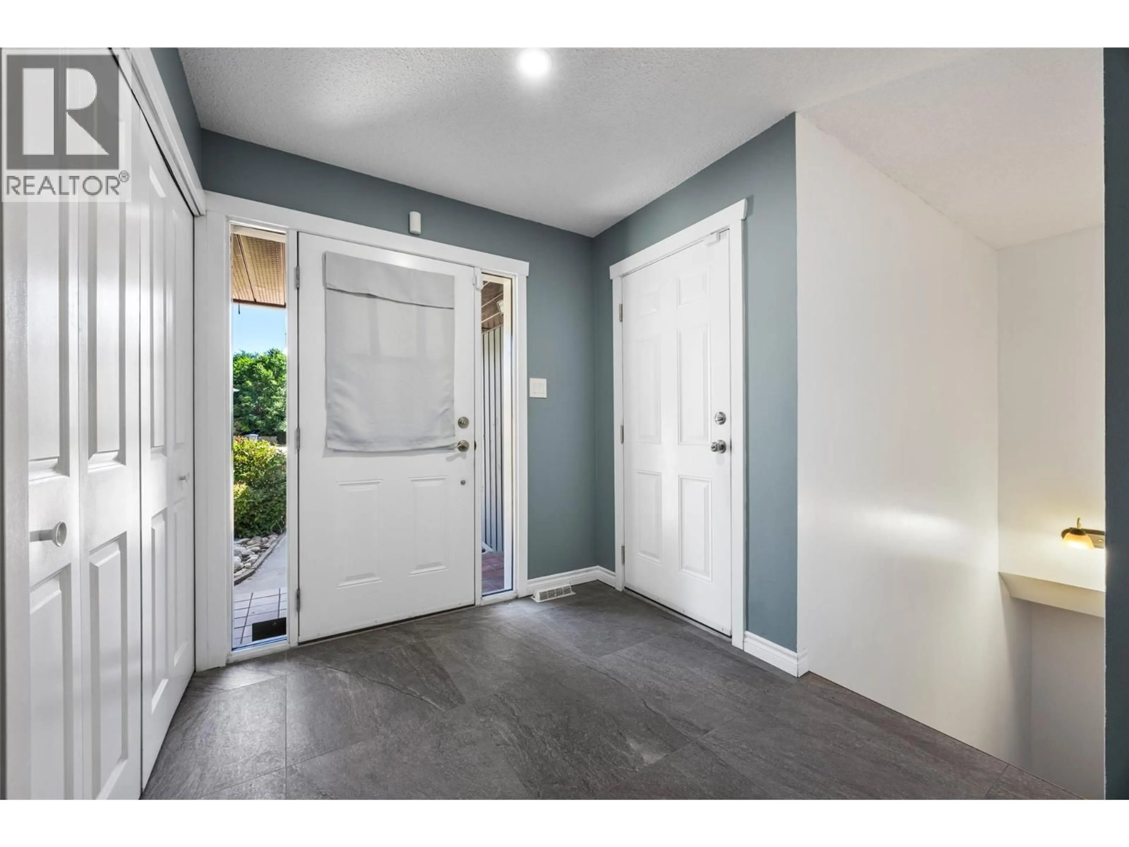Indoor entryway for 2402 PARKVIEW DRIVE, Kamloops British Columbia V2B7J1
