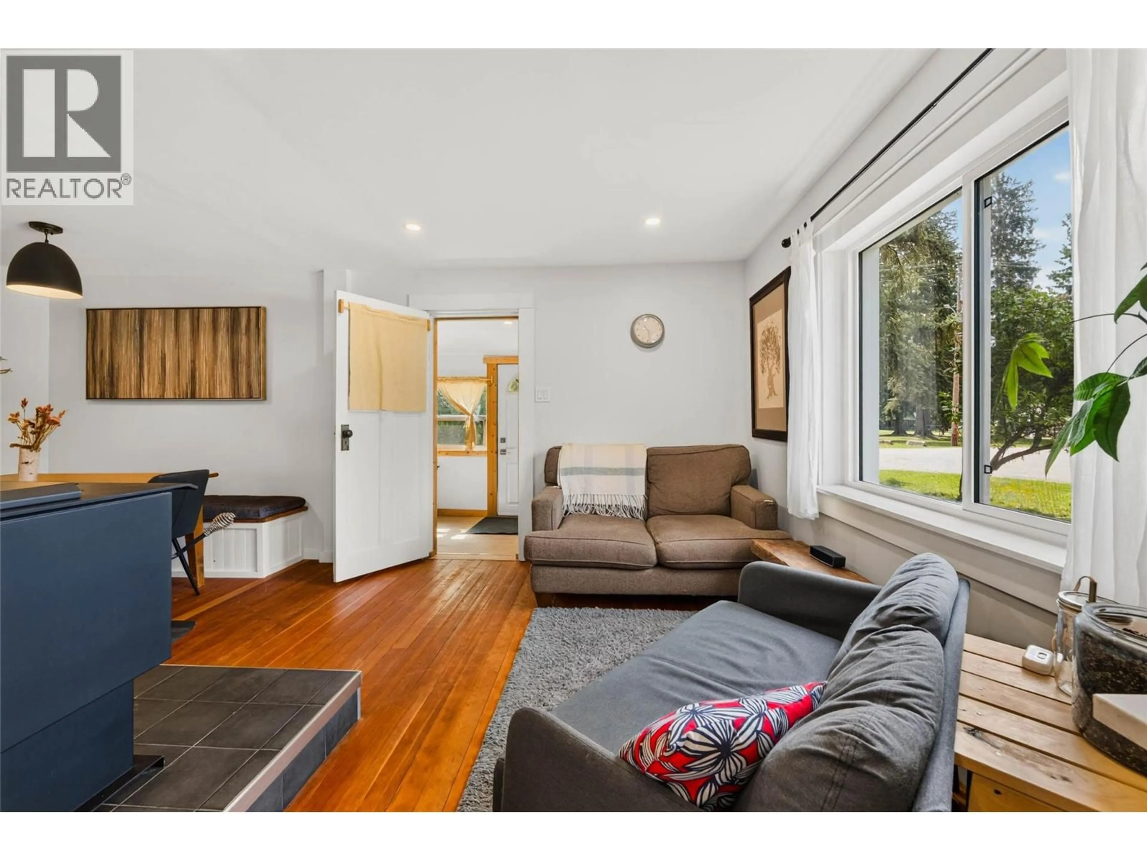 Living room with furniture, wood/laminate floor for 124 SAYWARD AVENUE, Salmo British Columbia V0G1Z0
