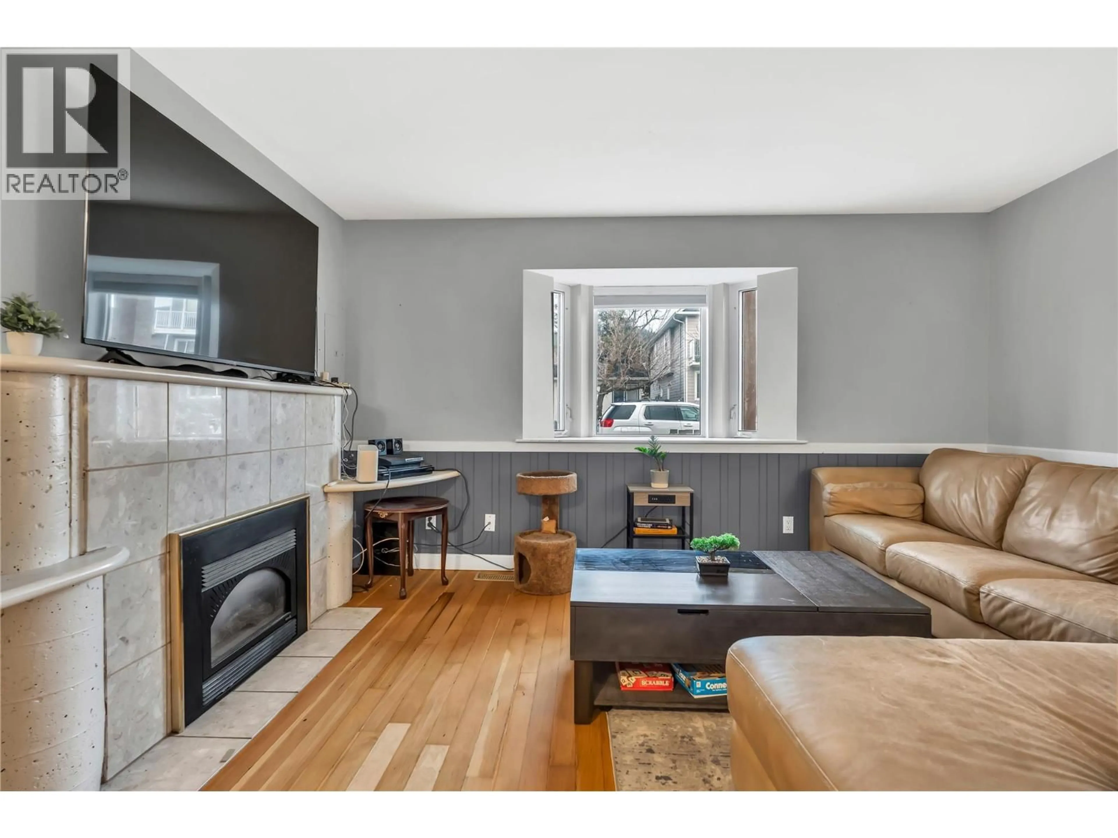 Living room with furniture, wood/laminate floor for 429 BRAID ST OTHER, Penticton British Columbia V2A4Y2