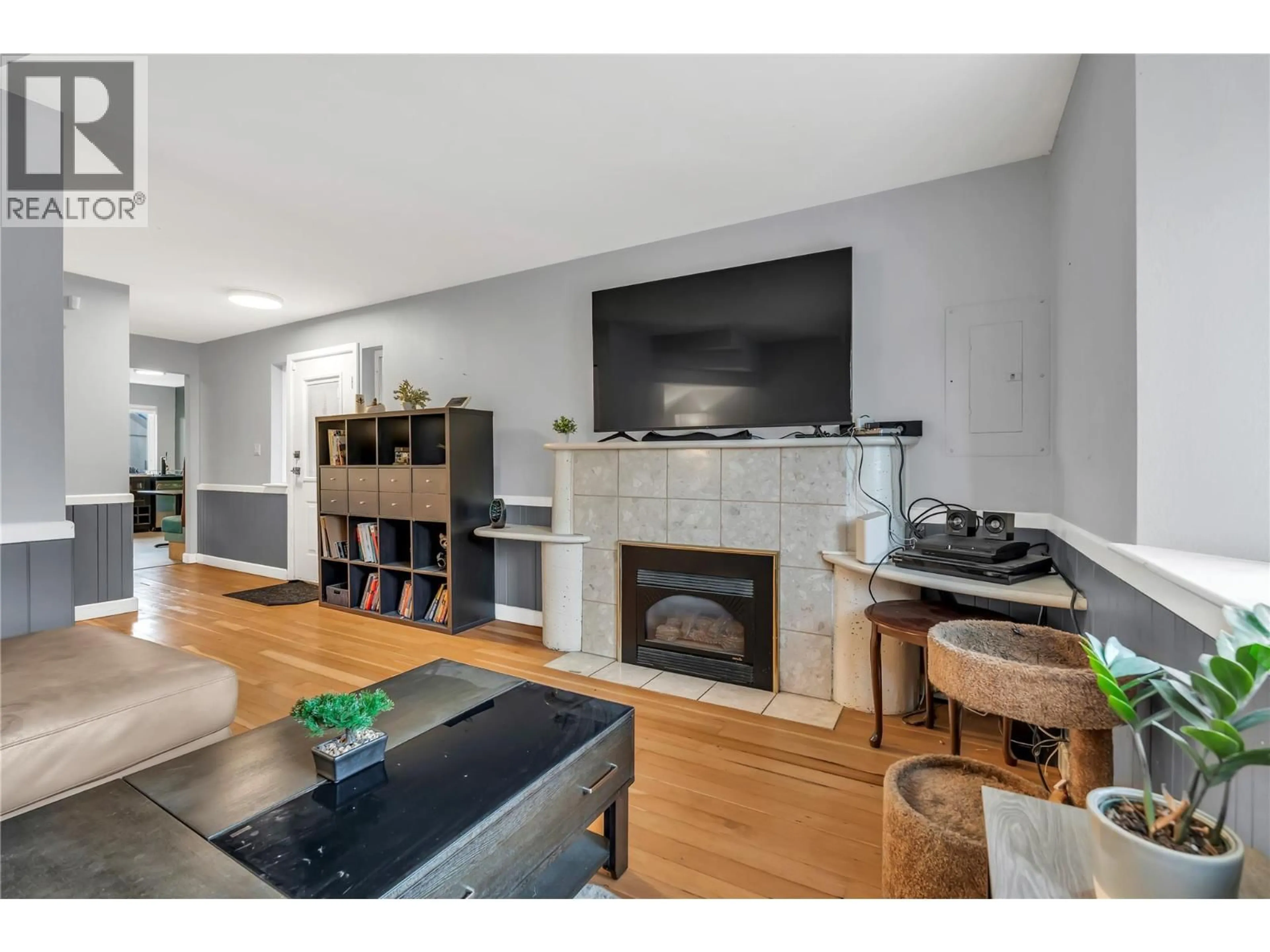 Living room with furniture, wood/laminate floor for 429 BRAID ST OTHER, Penticton British Columbia V2A4Y2