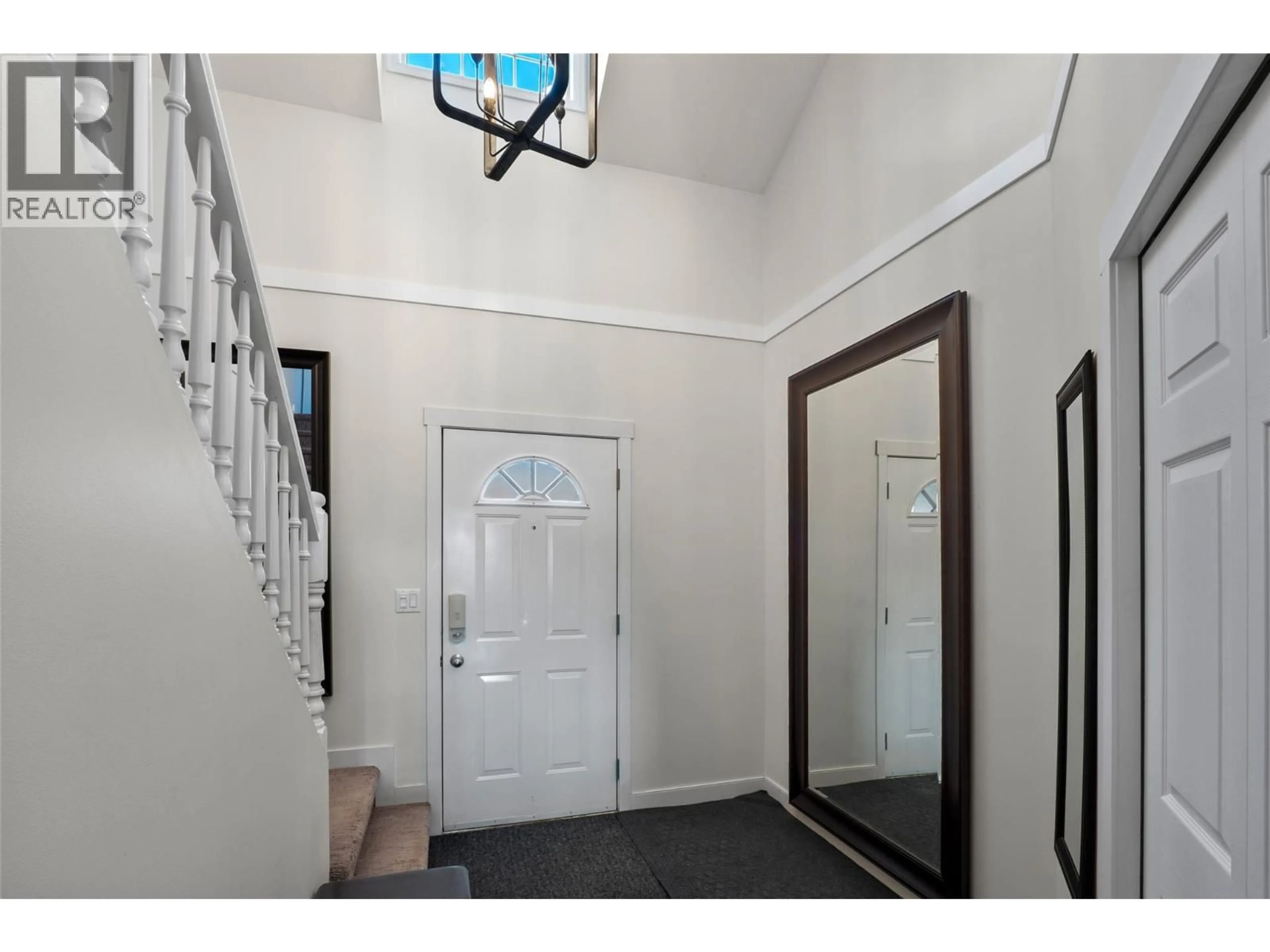 Indoor foyer for 32 - 1750 MCKINLEY COURT, Kamloops British Columbia V2E2N5