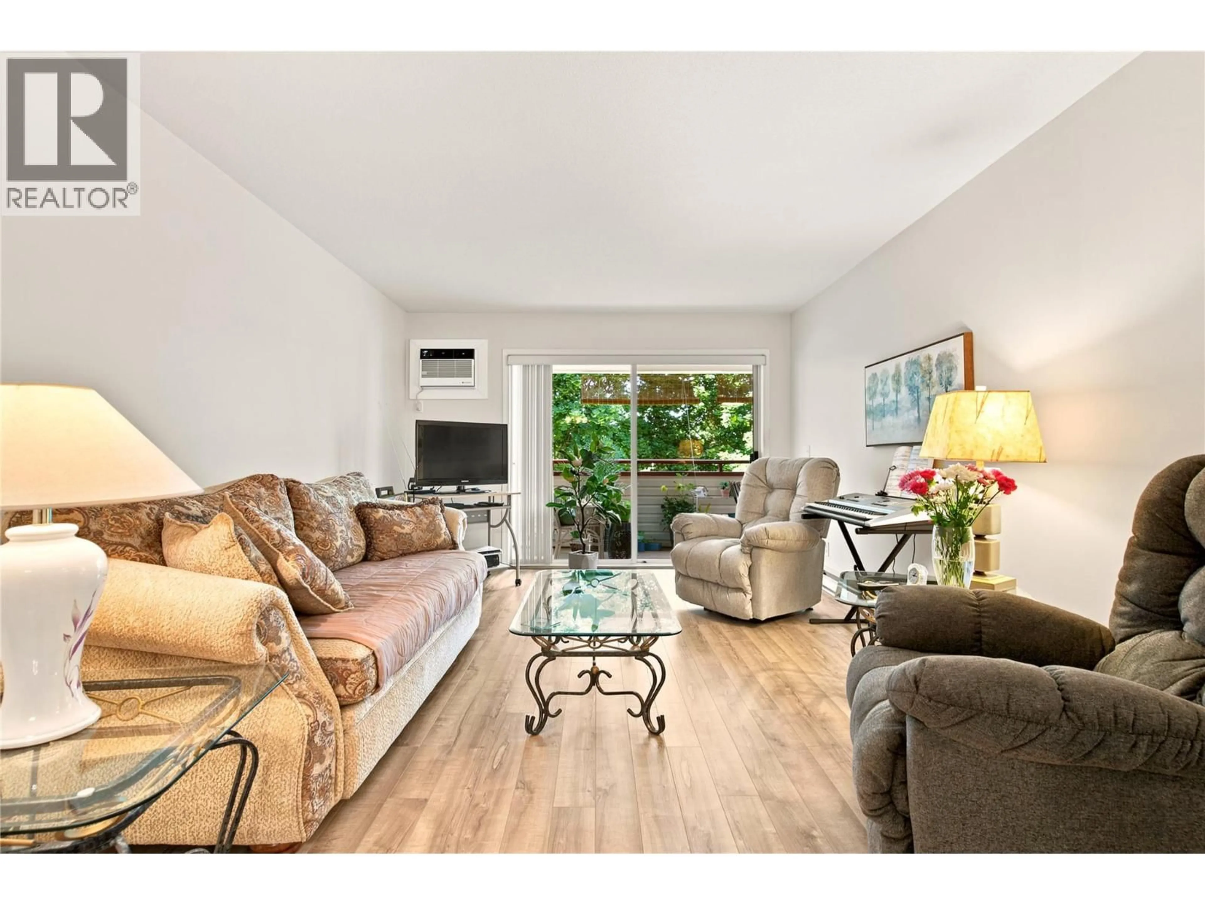 Living room with furniture, wood/laminate floor for 305 - 240 HOLLYWOOD ROAD NORTH, Kelowna British Columbia V1X6Y4
