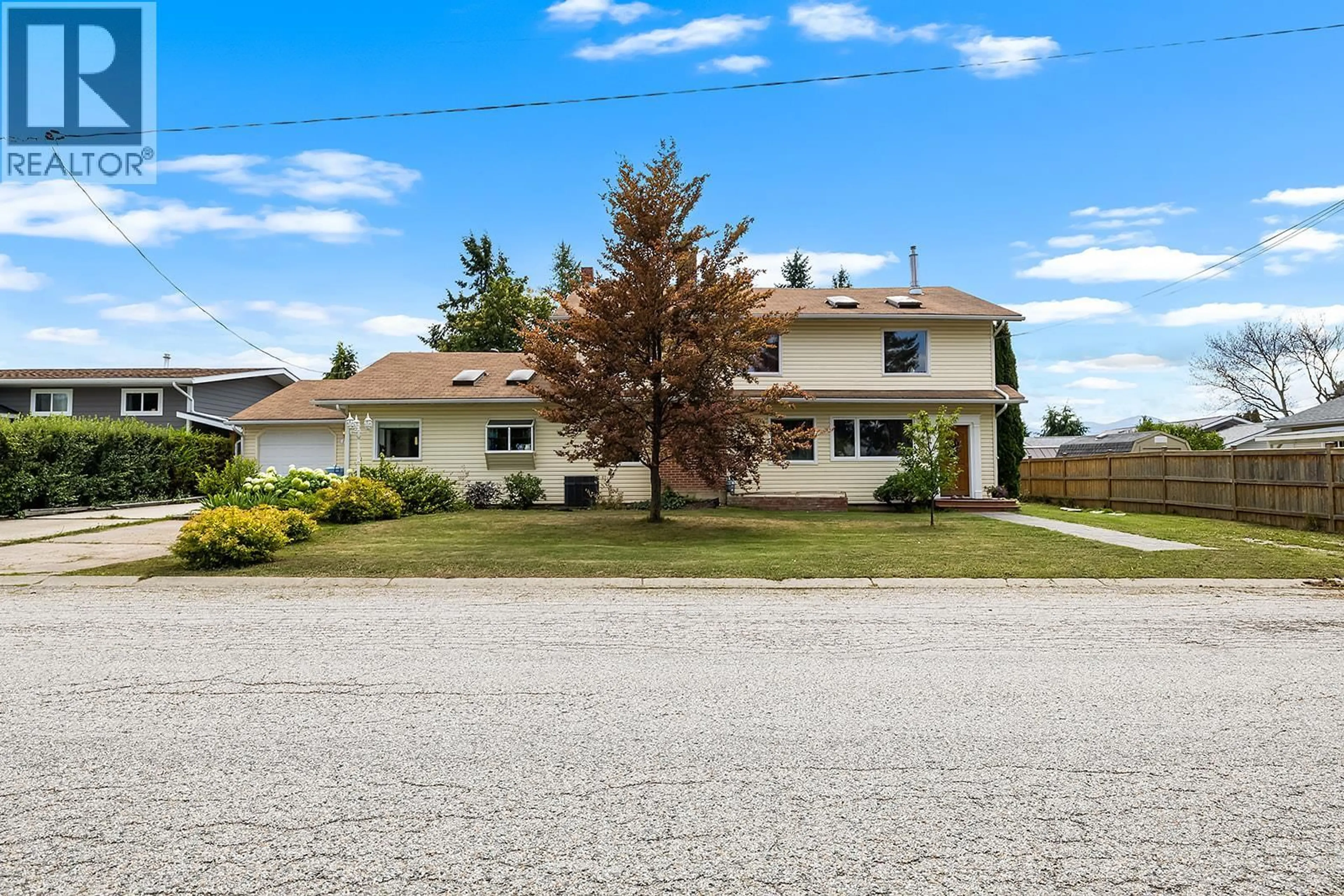 A pic from outside/outdoor area/front of a property/back of a property/a pic from drone, street for 2103 ASH STREET, Creston British Columbia V0B1G5