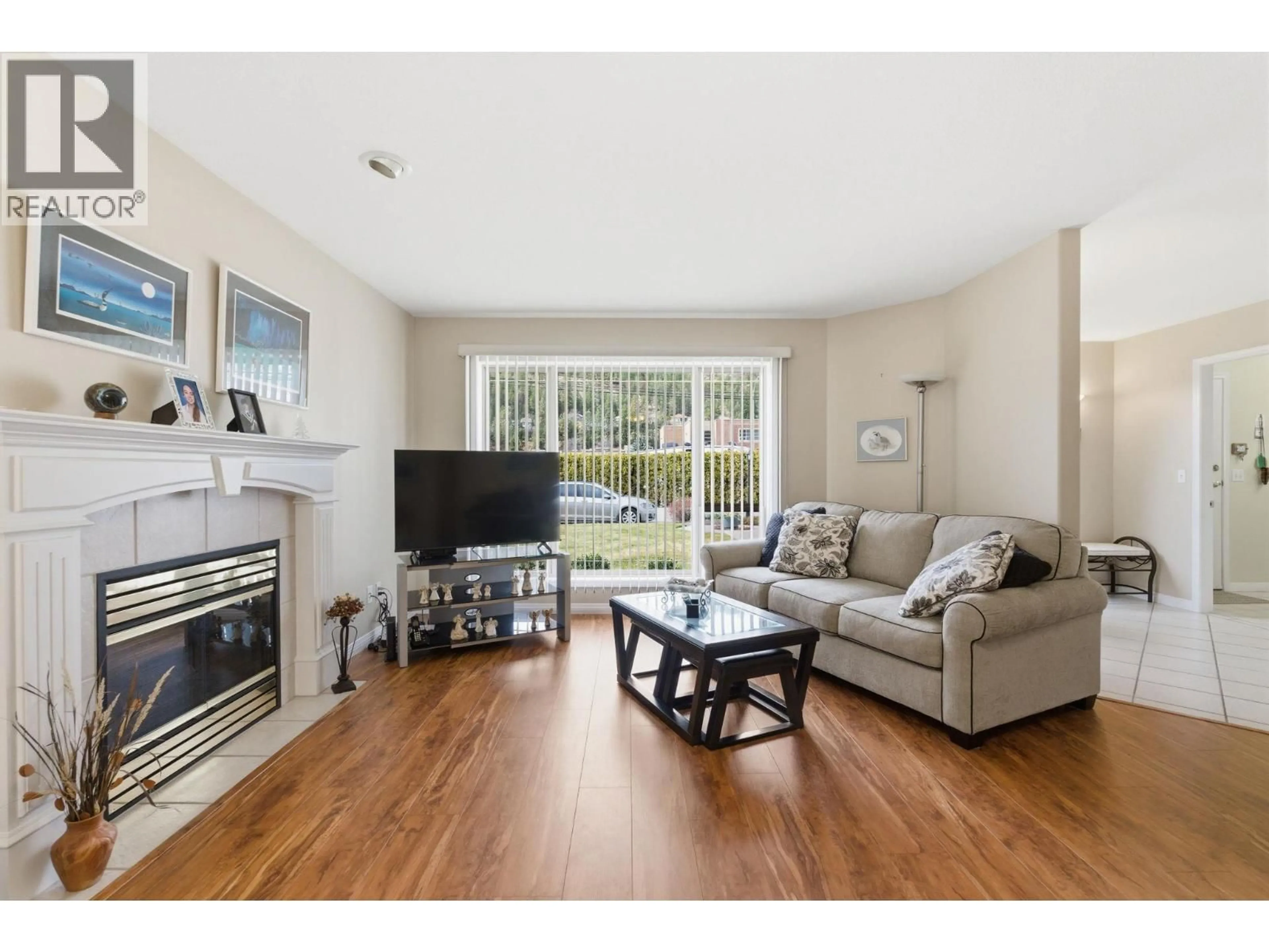 Living room with furniture, wood/laminate floor for 143 - 550 YATES ROAD, Kelowna British Columbia V1V1Z4