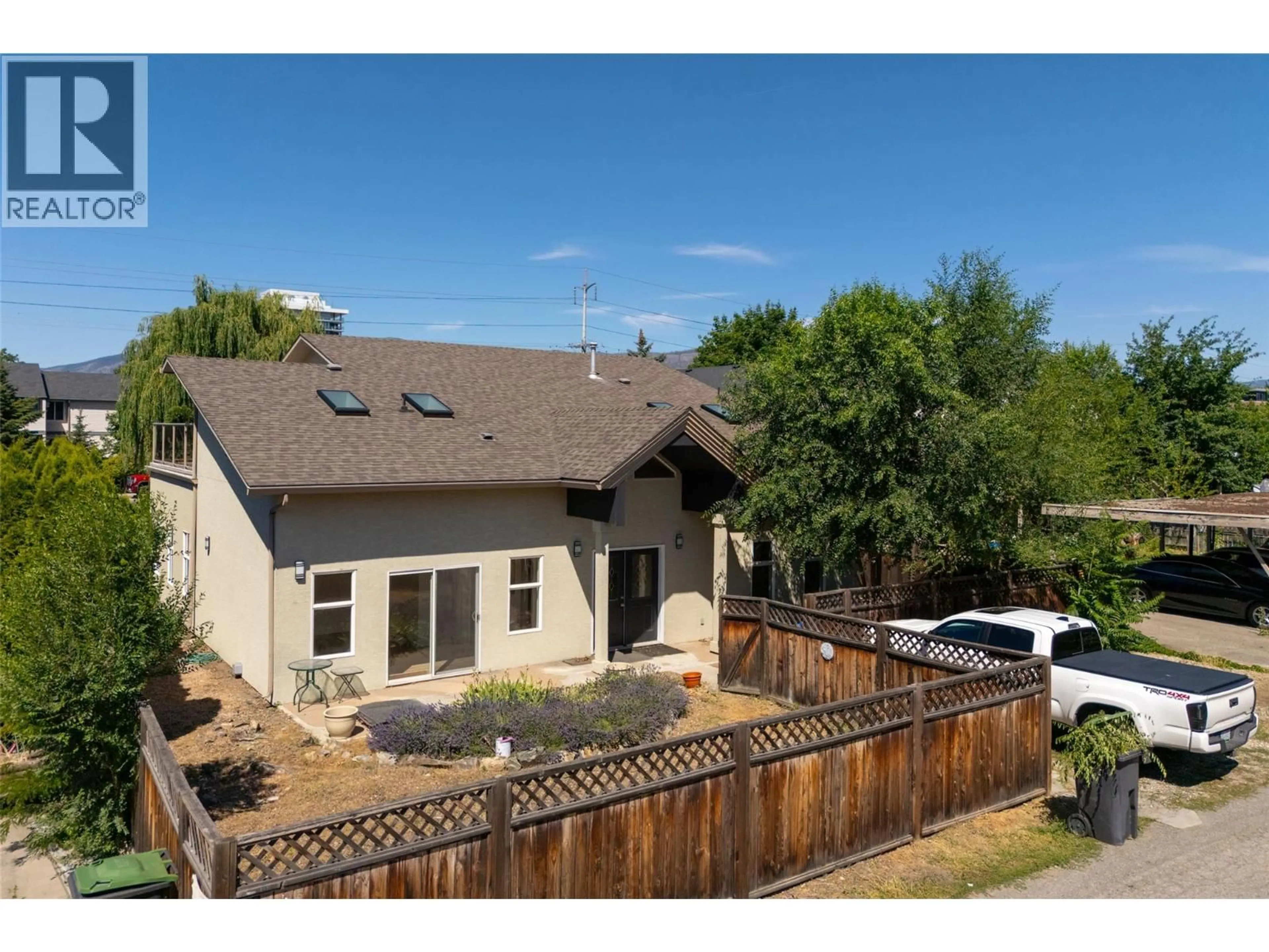 A pic from outside/outdoor area/front of a property/back of a property/a pic from drone, unknown for 2929 RICHTER STREET, Kelowna British Columbia V1Y2R8