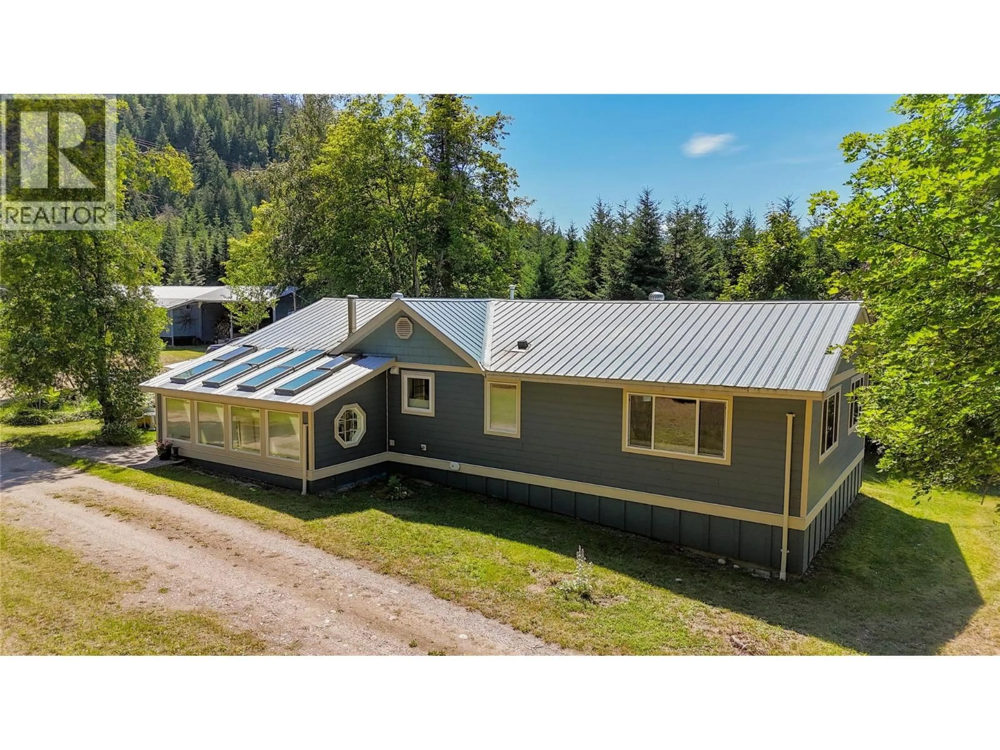 A pic from outside/outdoor area/front of a property/back of a property/a pic from drone, building for 1370 20 AVENUE SOUTHEAST, Salmon Arm British Columbia V1E2C9