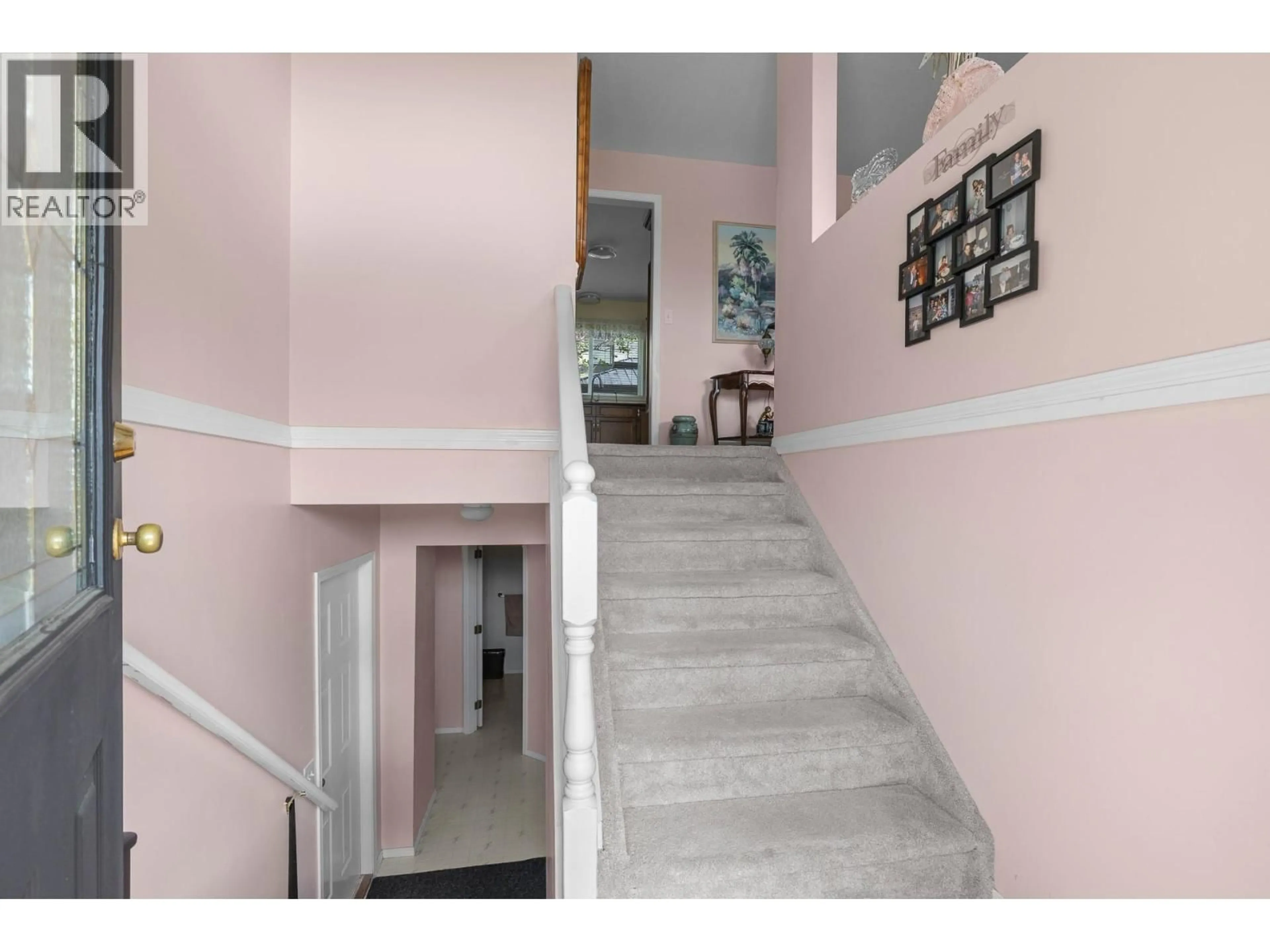 Indoor foyer for 280 COSENS COURT, Kelowna British Columbia V1V1V2