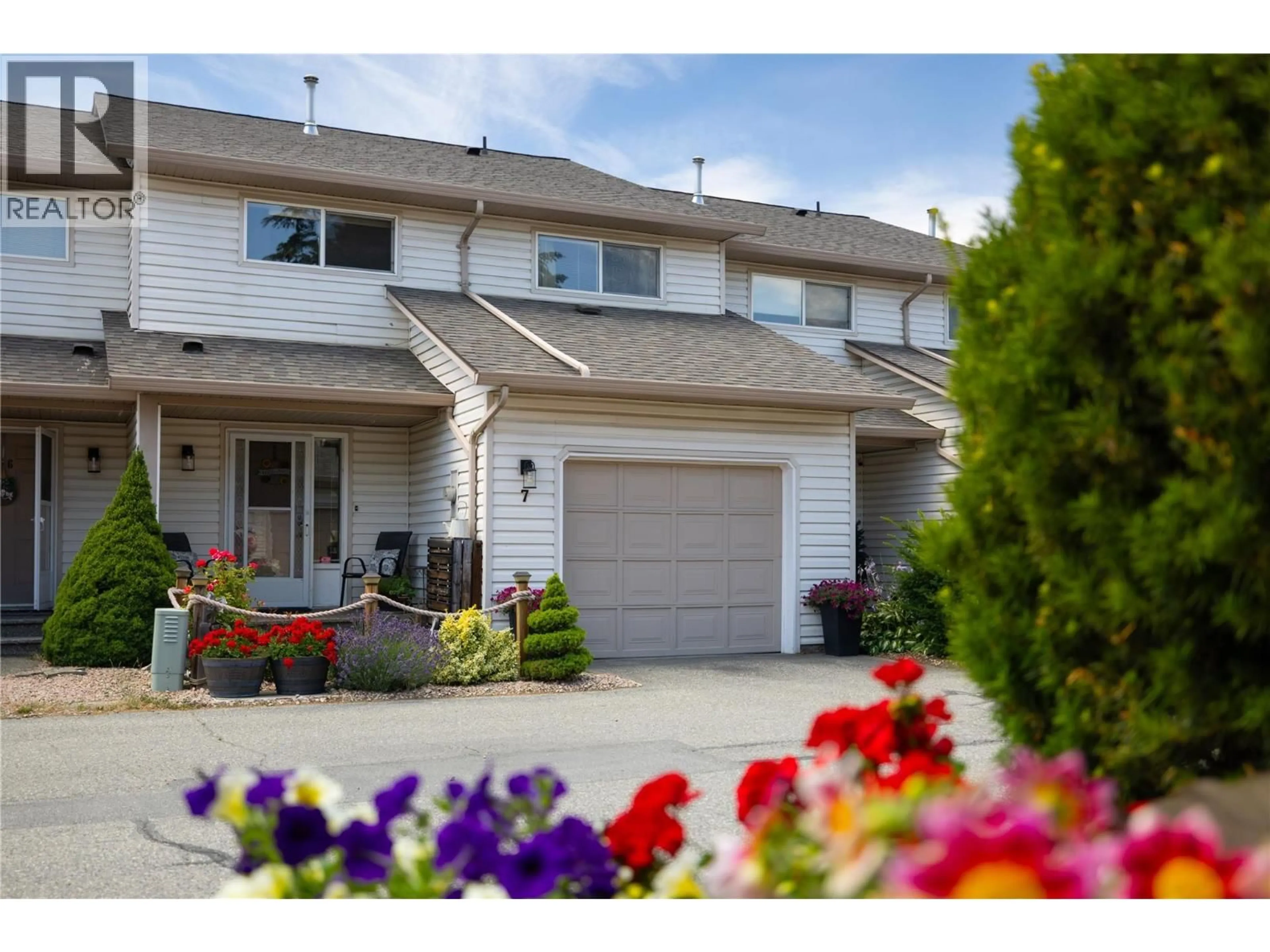 Home with vinyl exterior material, street for 7 - 4404 20 STREET, Vernon British Columbia V1T4E3