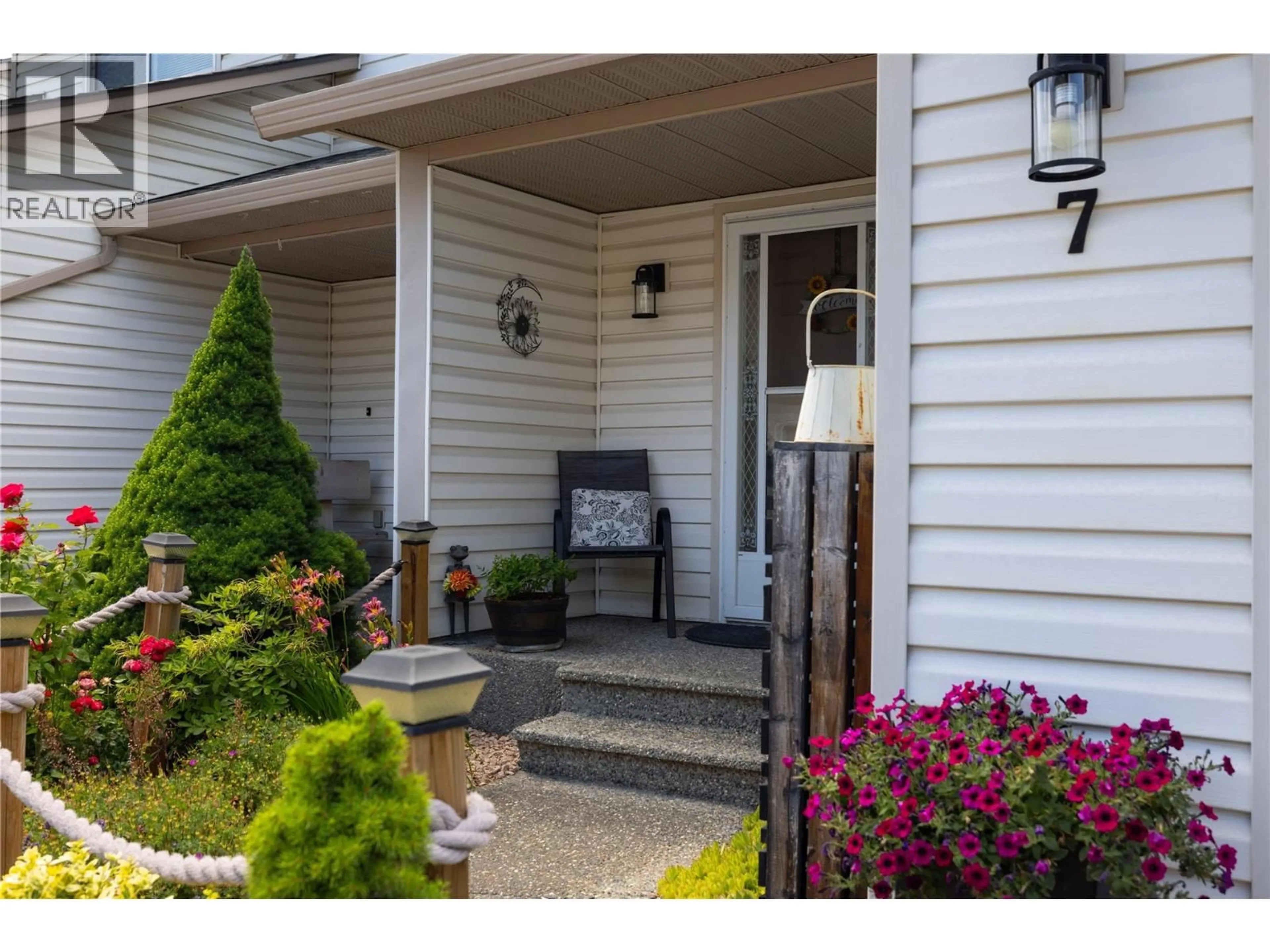 Indoor entryway for 7 - 4404 20 STREET, Vernon British Columbia V1T4E3