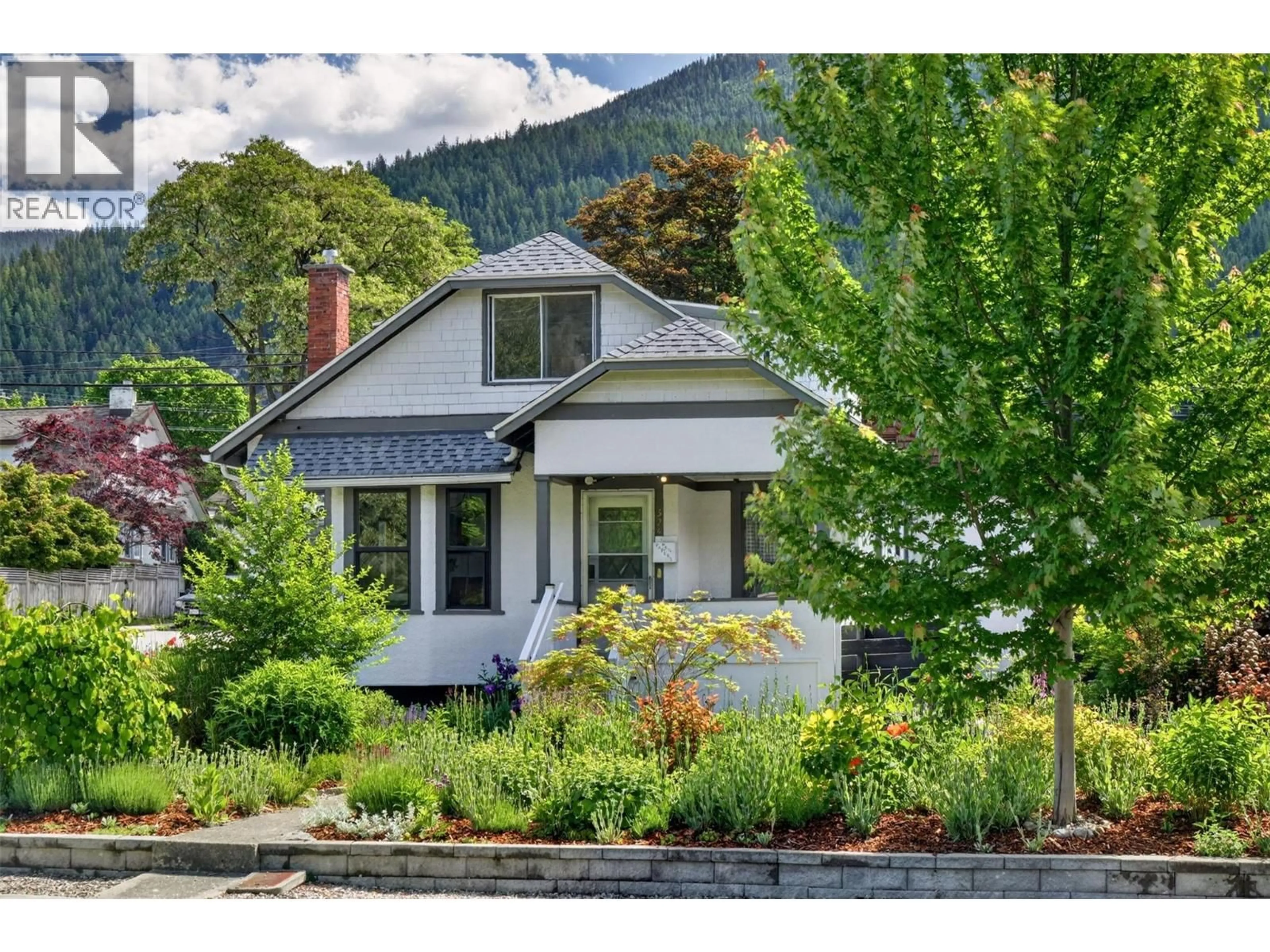 Home with vinyl exterior material, street for 524 SECOND STREET, Nelson British Columbia V1L2L5