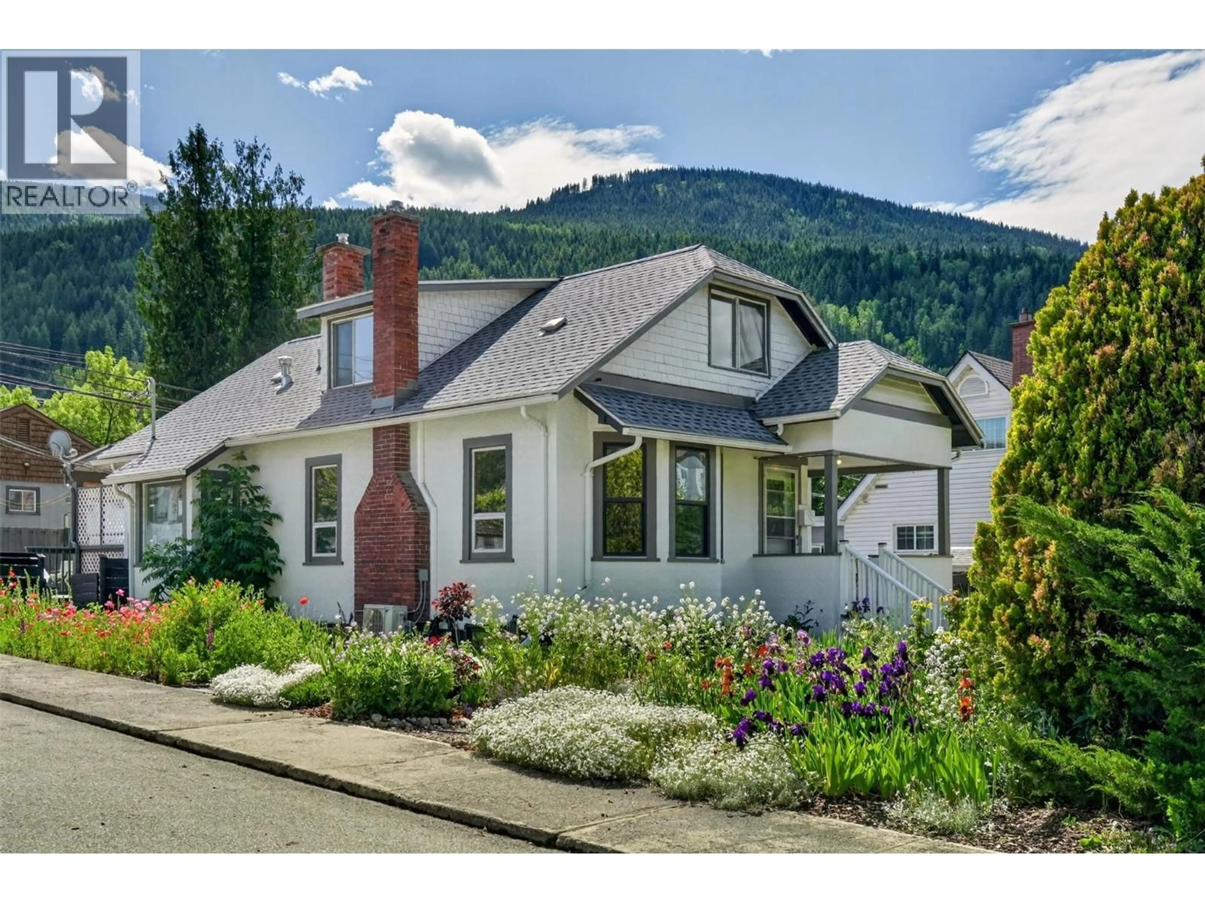 Home with vinyl exterior material, street for 524 SECOND STREET, Nelson British Columbia V1L2L5