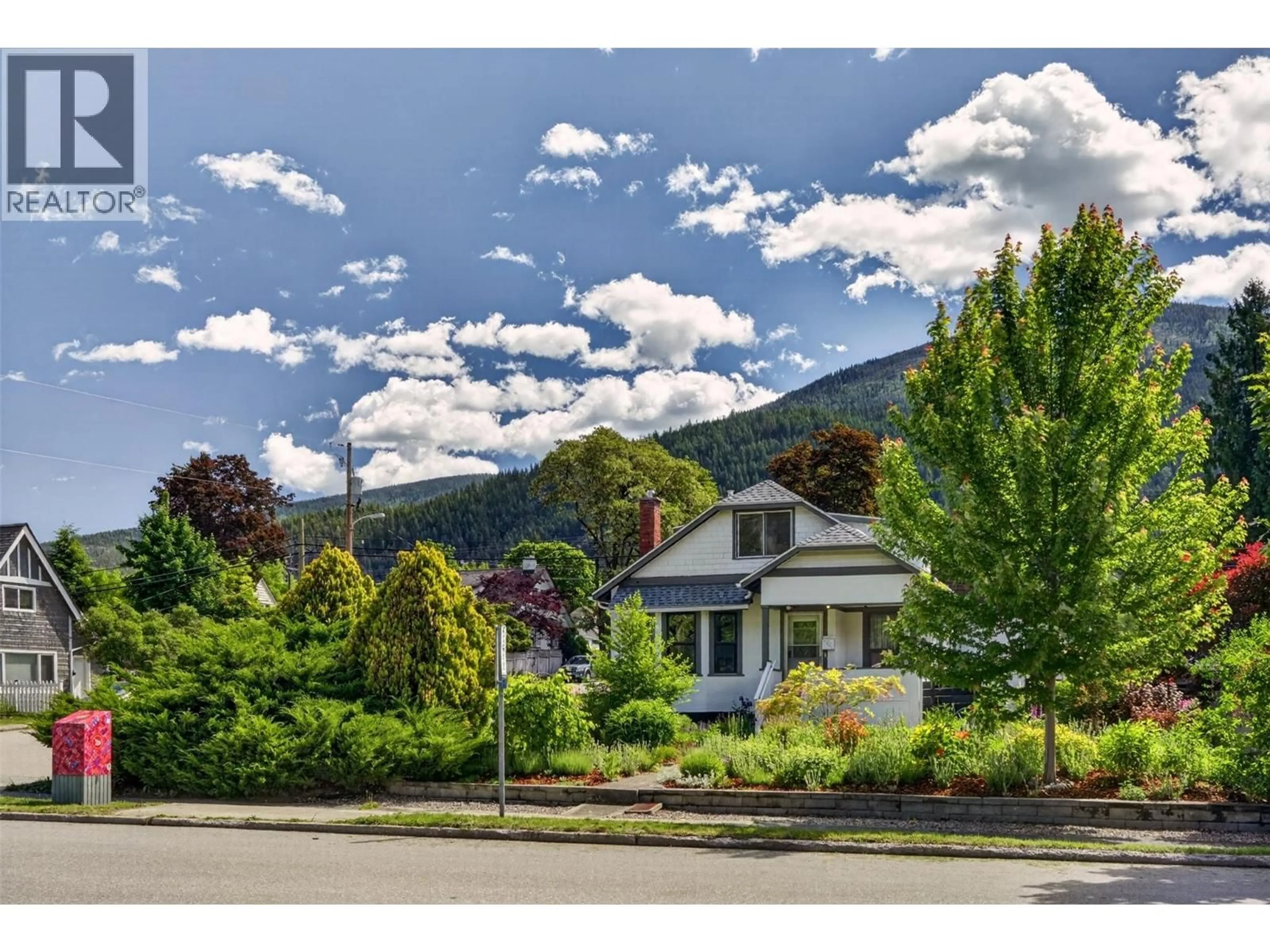 A pic from outside/outdoor area/front of a property/back of a property/a pic from drone, mountain view for 524 SECOND STREET, Nelson British Columbia V1L2L5