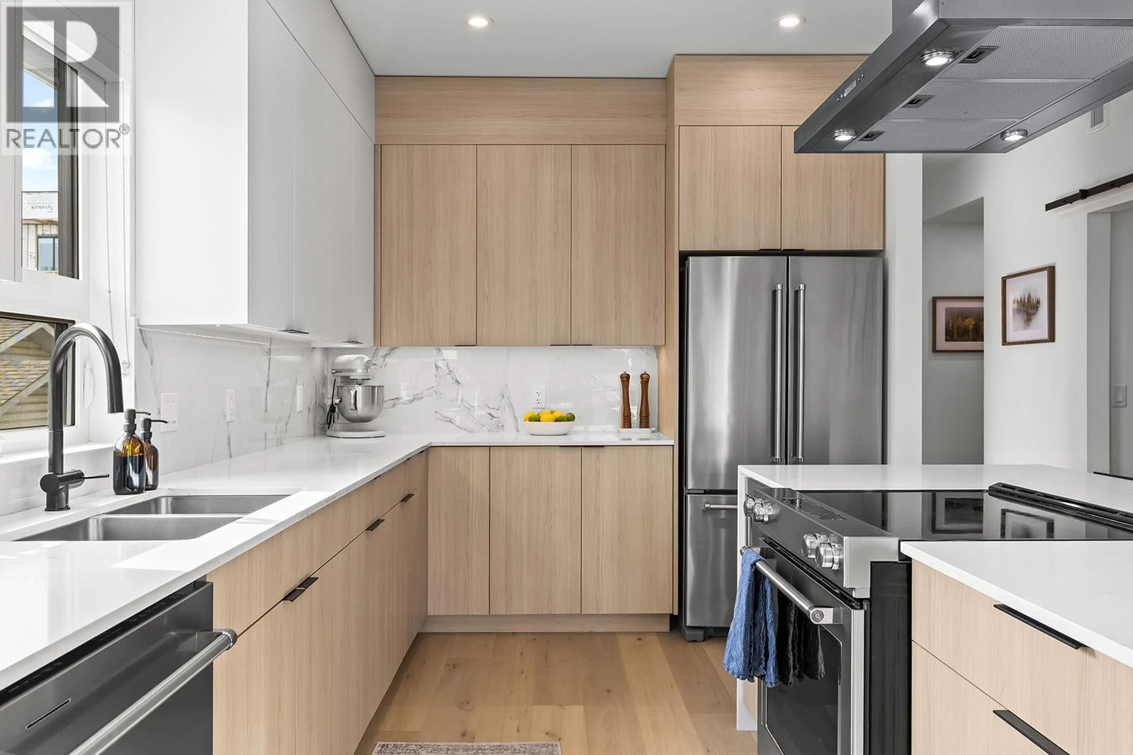 Contemporary kitchen, unknown for 303 - 640 WARDLAW AVENUE, Kelowna British Columbia V1Y5B7