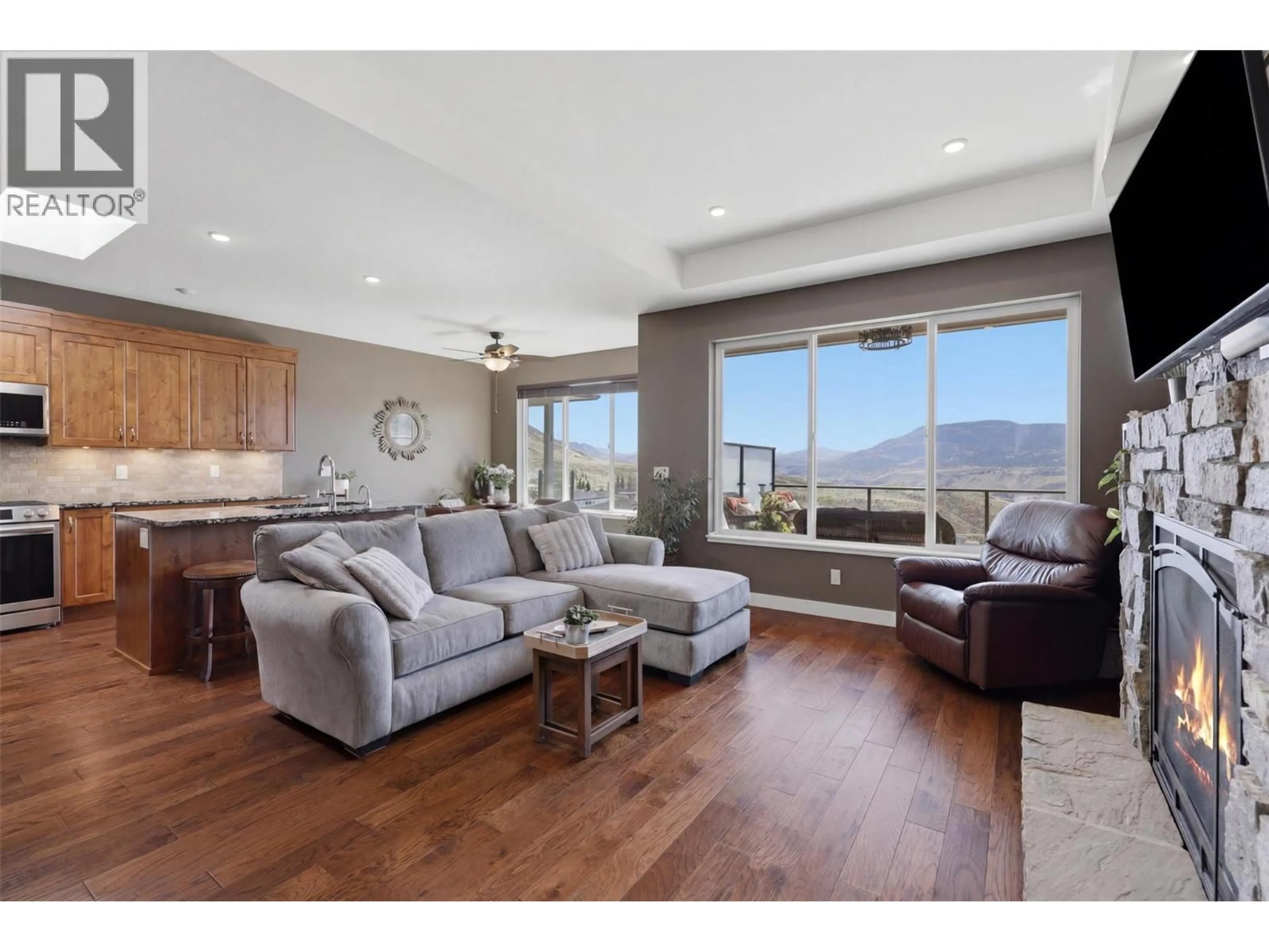 Living room with furniture, unknown for 4006 RIO VISTA WAY, Kamloops British Columbia V2H0E1