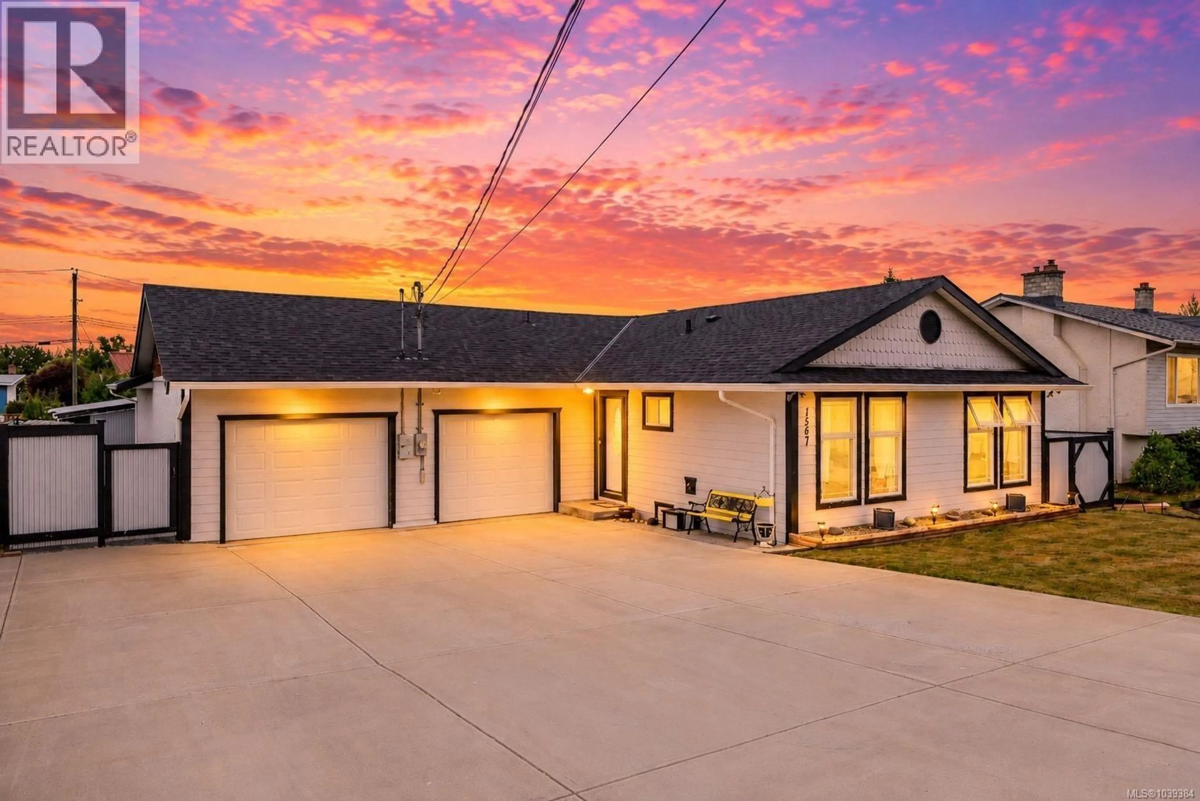 Home with vinyl exterior material, street for 1567 PAULINE STREET, Crofton British Columbia V0R1R0