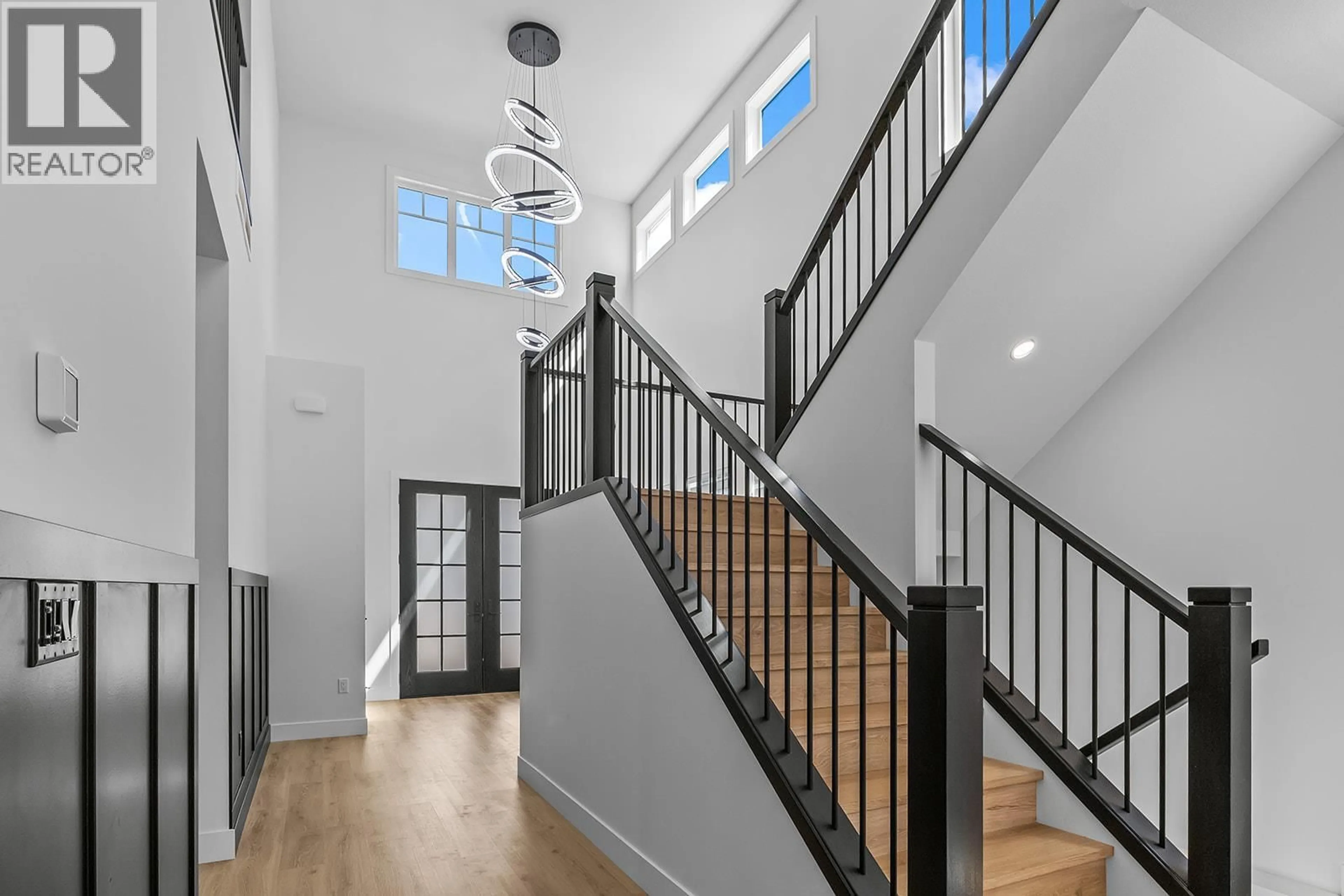 Indoor entryway for 693 BALSAM ROAD, Kelowna British Columbia V1W1C1