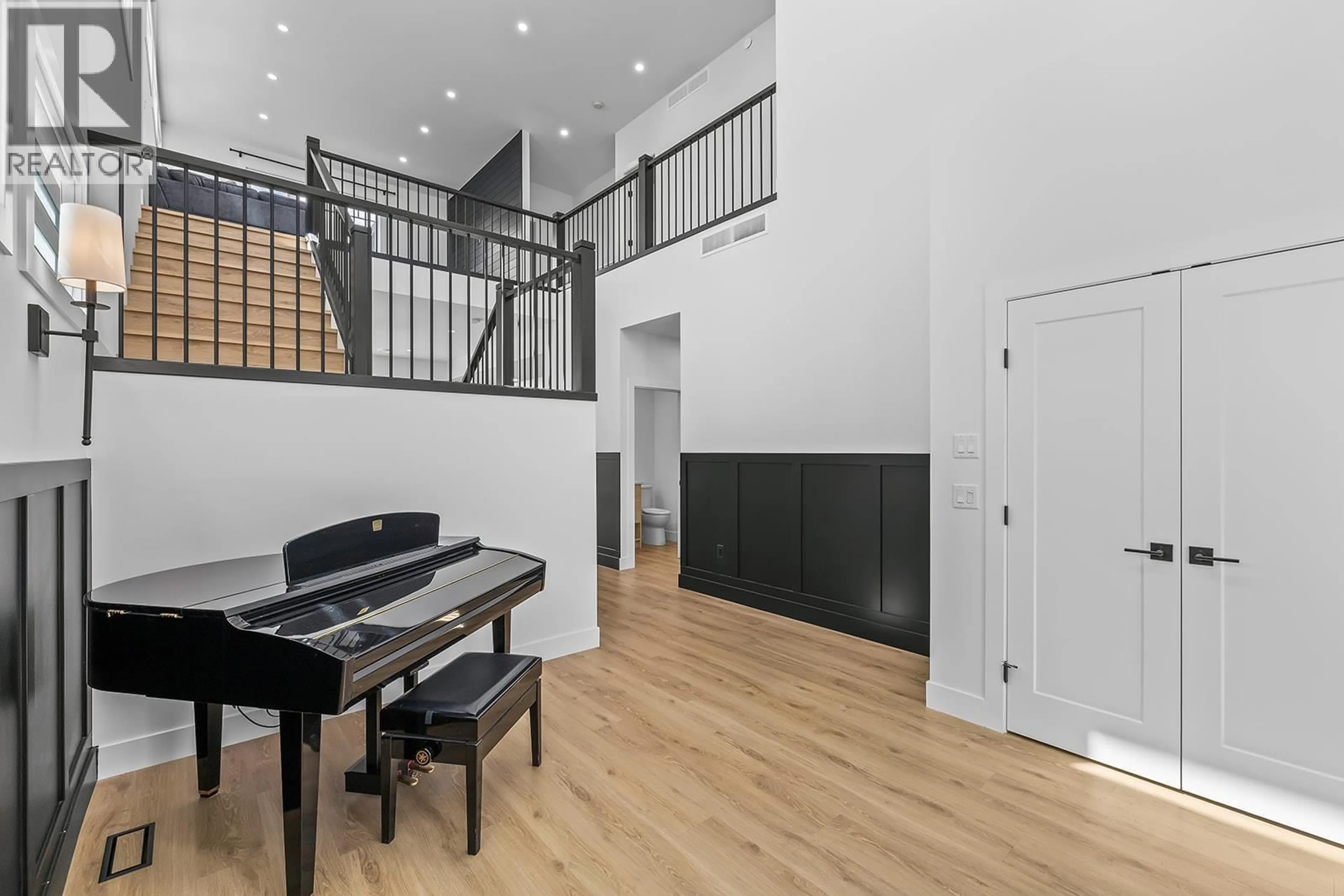 Indoor foyer for 693 BALSAM ROAD, Kelowna British Columbia V1W1C1