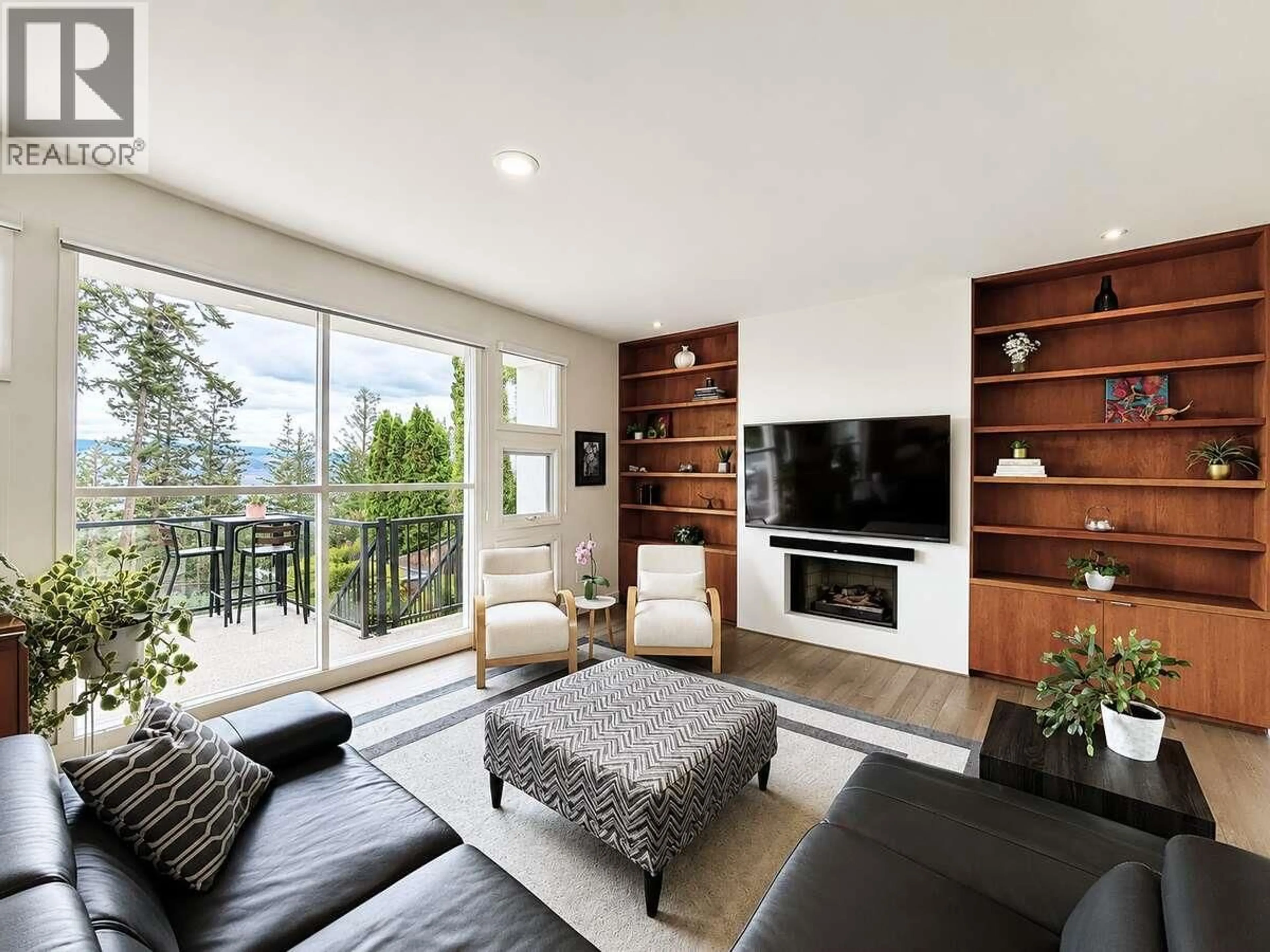 Living room with furniture, wood/laminate floor for 1922 GLEN GARY DRIVE, Kamloops British Columbia V2E1R4