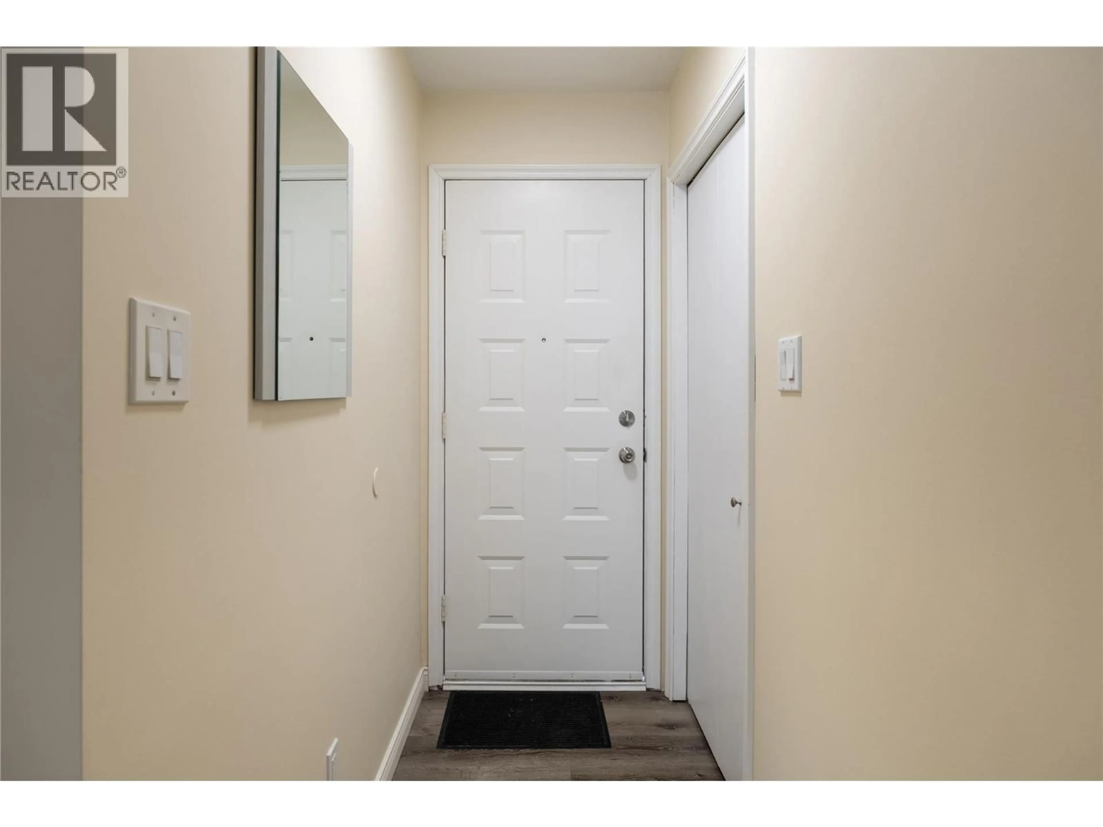Indoor entryway for 204 - 4004 34 STREET, Vernon British Columbia V1T5Y2