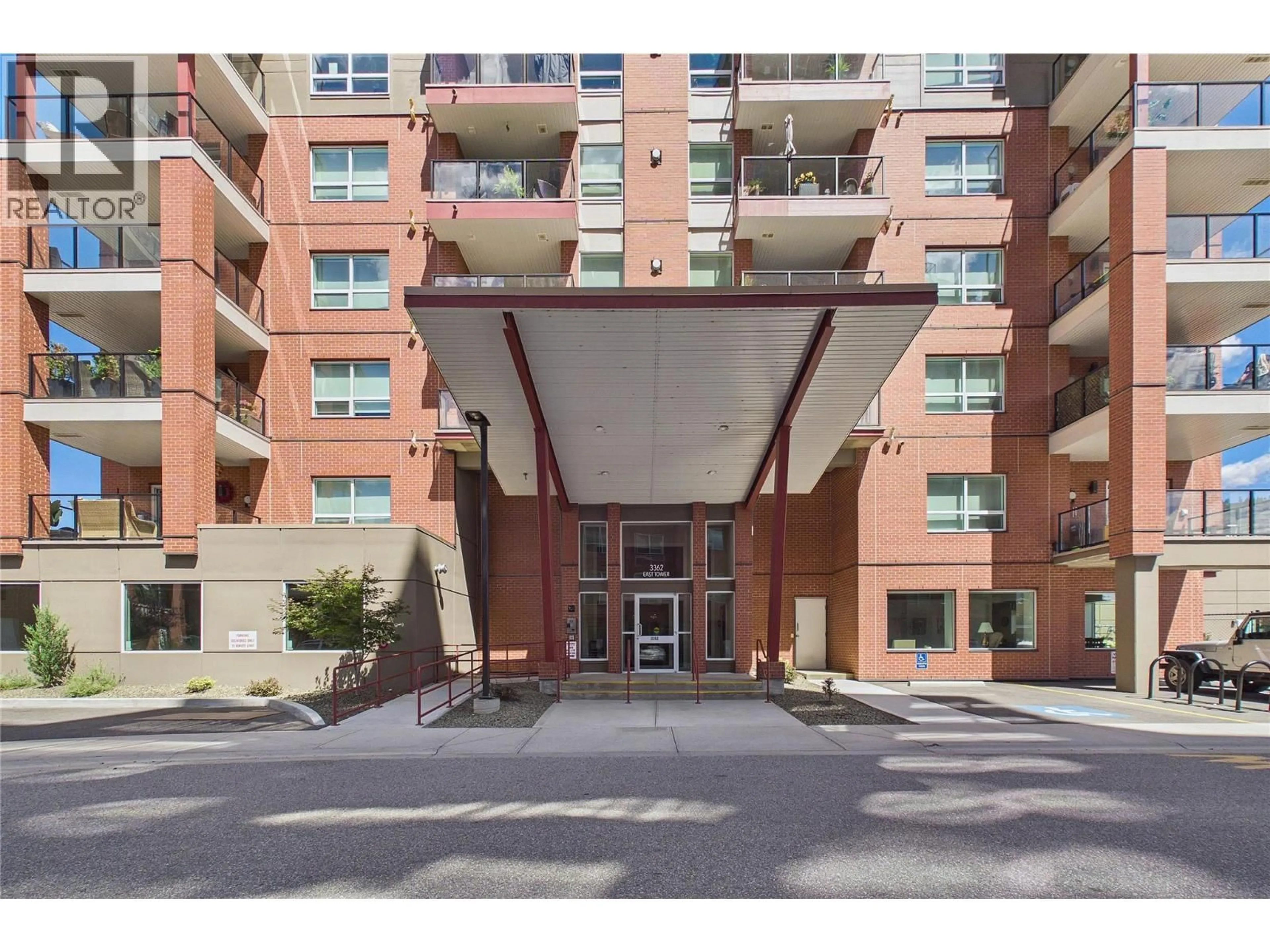 Indoor foyer for 701 - 3362 SKAHA LAKE ROAD, Penticton British Columbia V2A0J4
