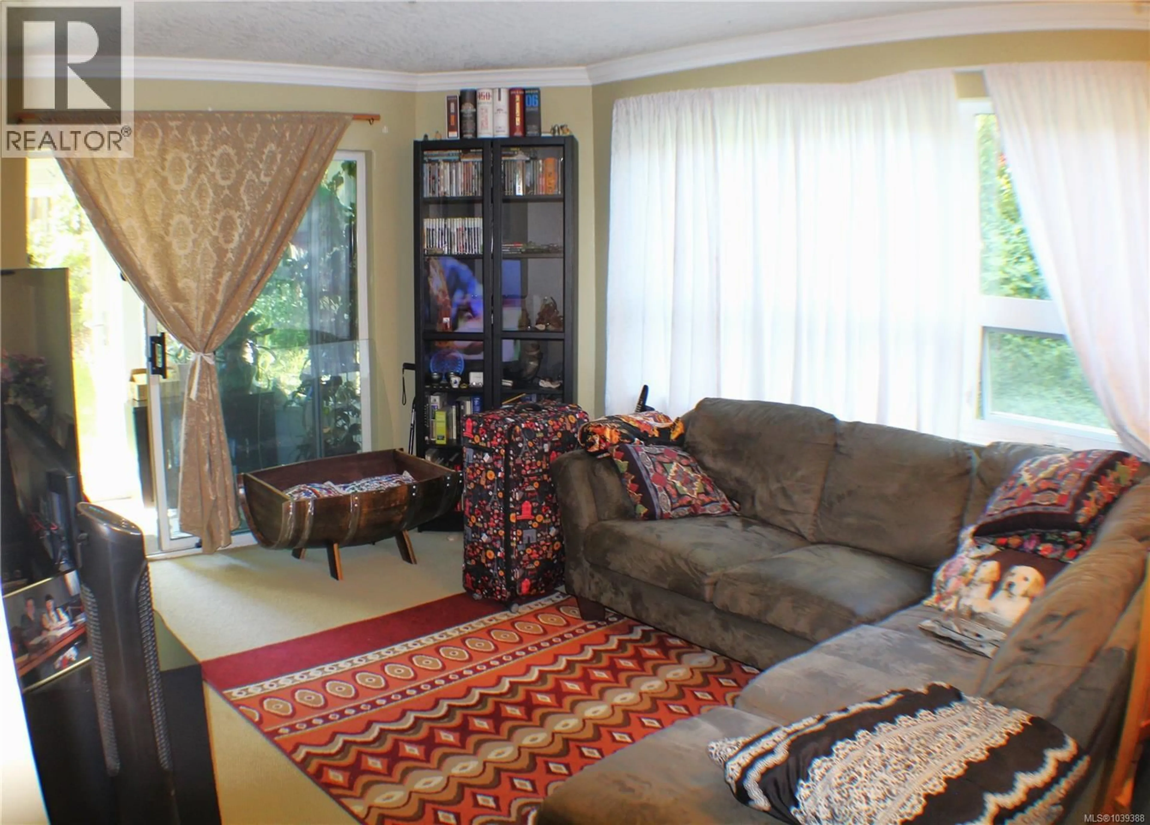 Living room with furniture, unknown for 101 - 1505 CHURCH AVENUE, Saanich British Columbia V8P5M1
