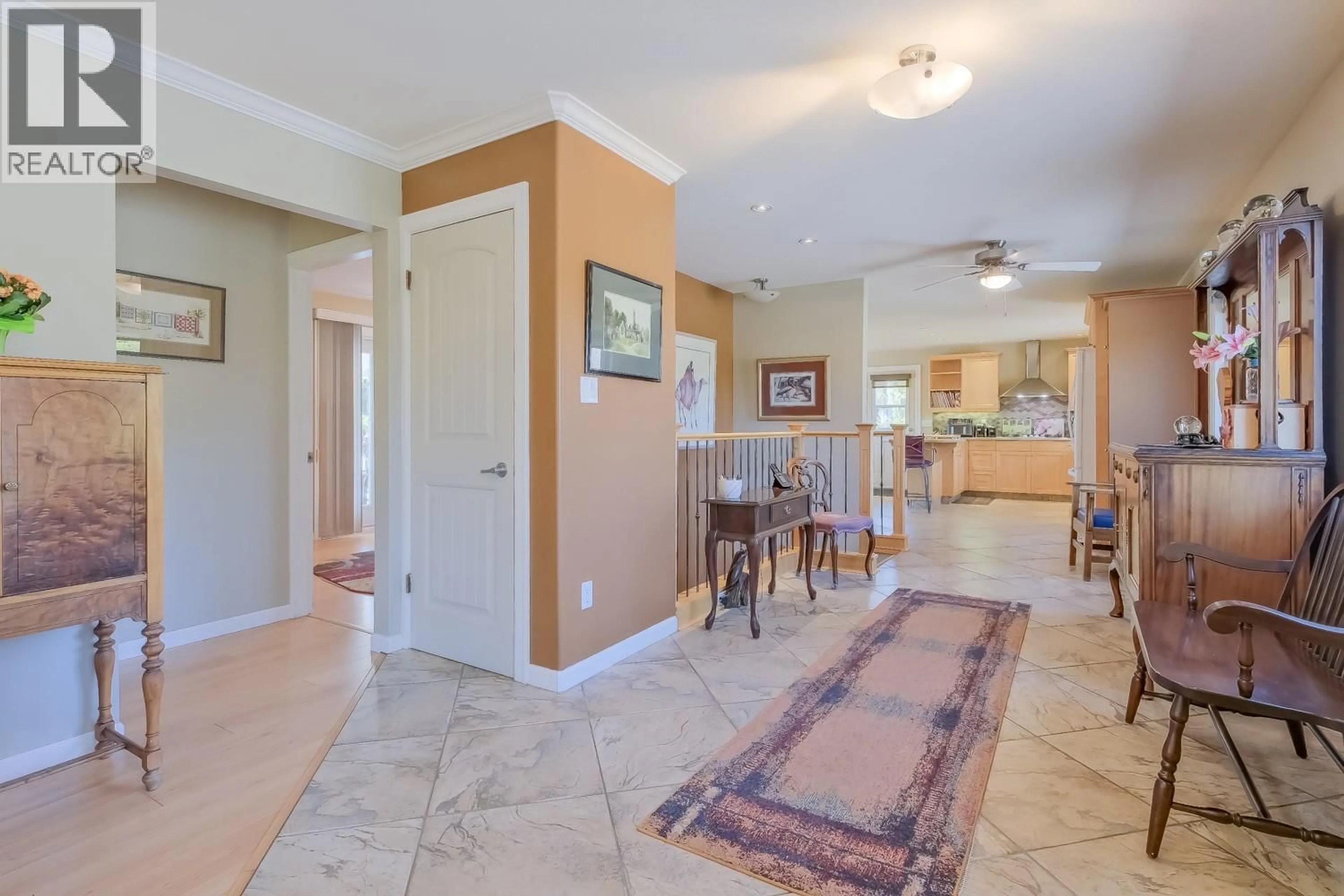 Indoor foyer for 709 BARTLETT DRIVE, Penticton British Columbia V2A7K8