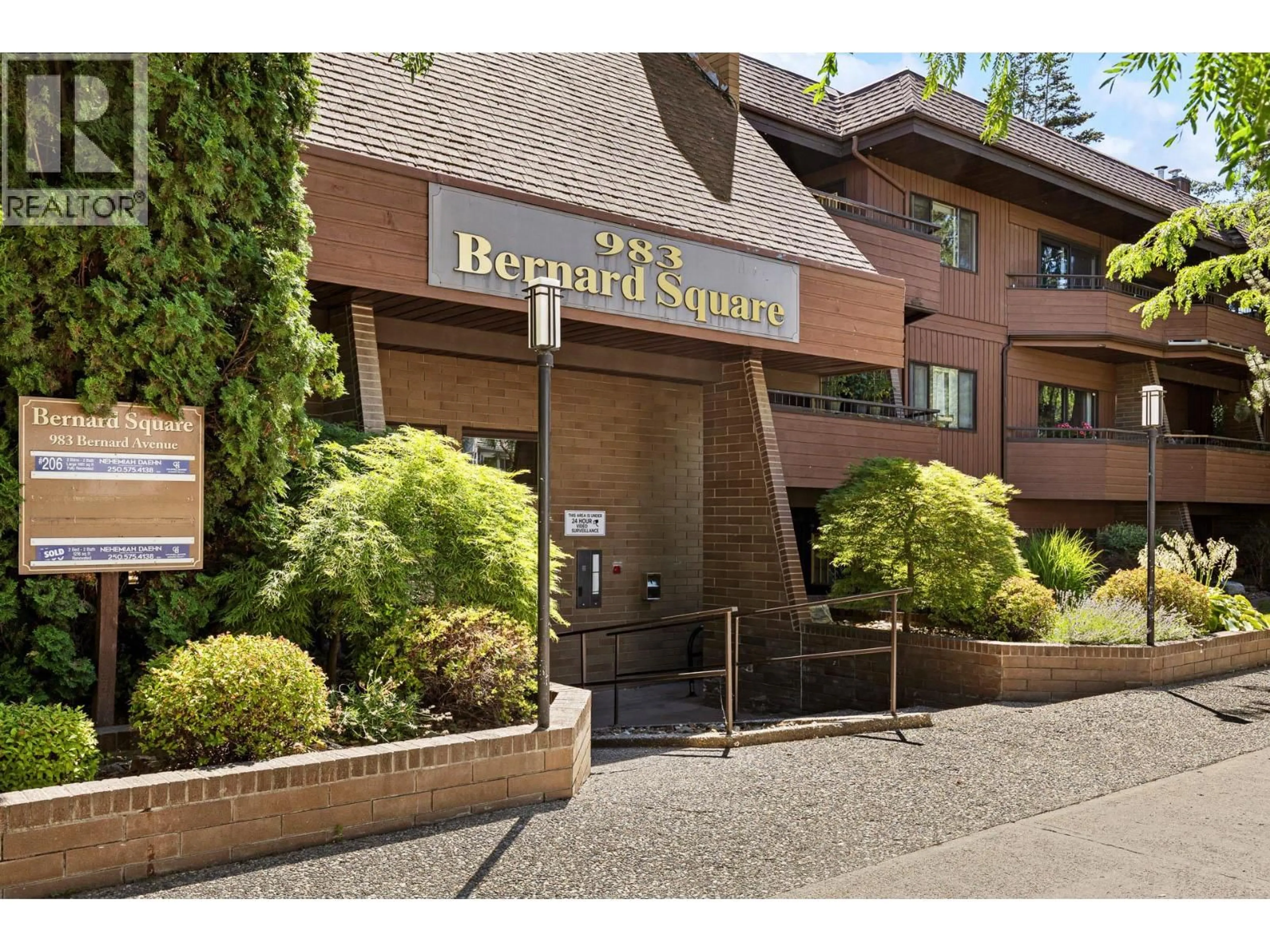 Indoor foyer for 106 - 983 BERNARD AVENUE, Kelowna British Columbia V1Y6P7