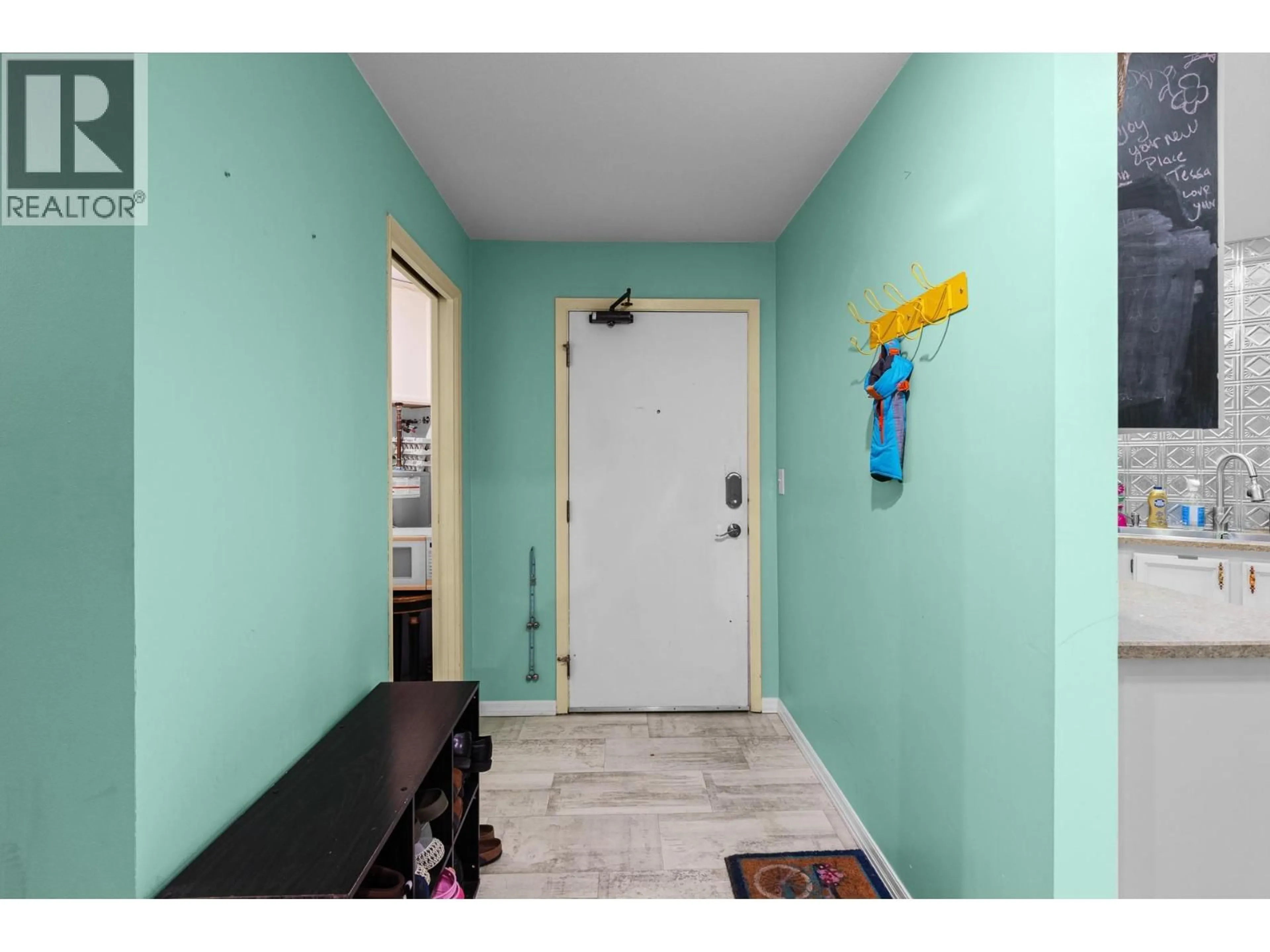Indoor entryway for 106 - 983 BERNARD AVENUE, Kelowna British Columbia V1Y6P7