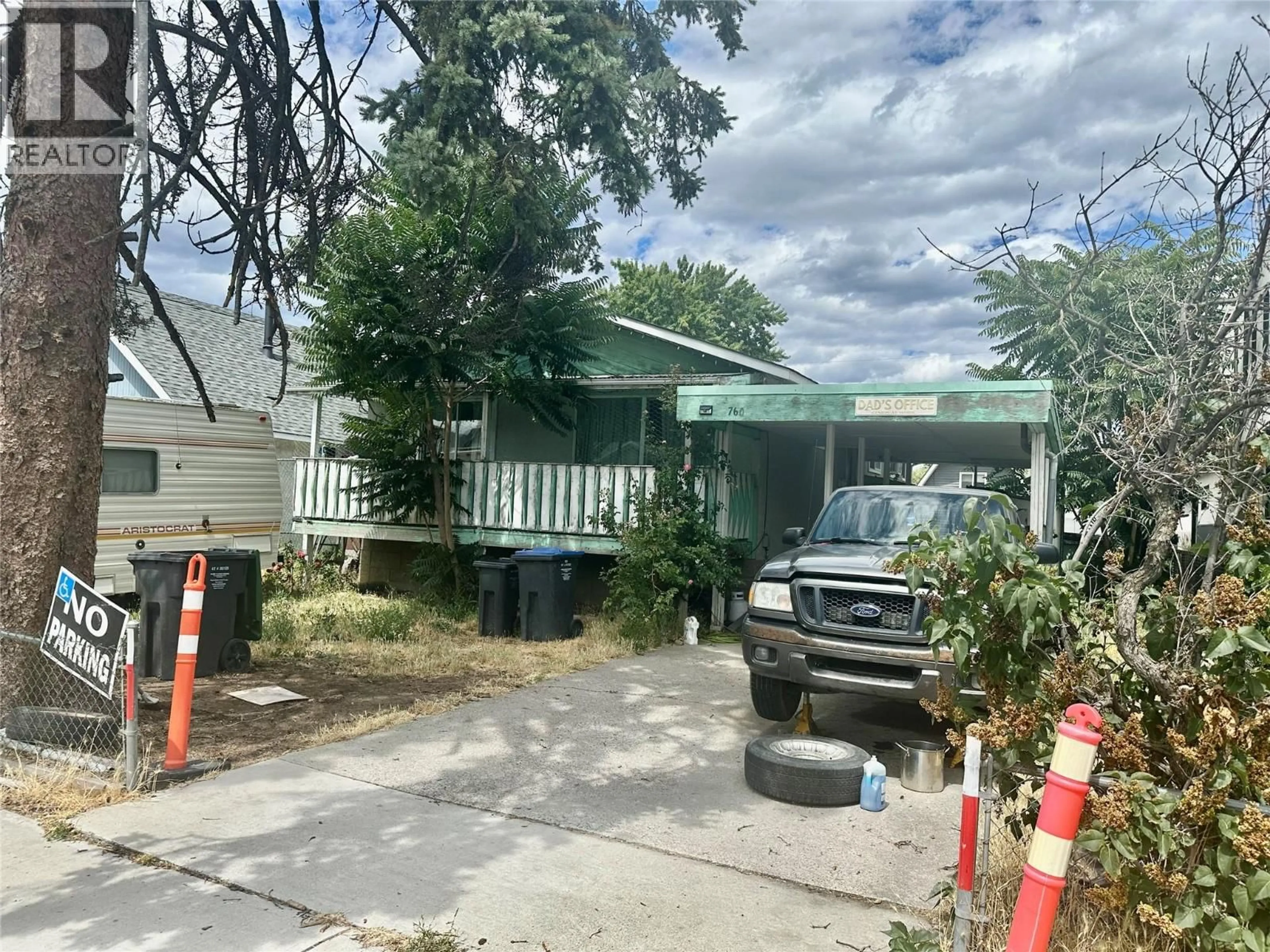 A pic from outside/outdoor area/front of a property/back of a property/a pic from drone, street for 760 CADDER AVENUE, Kelowna British Columbia V1Y5N6