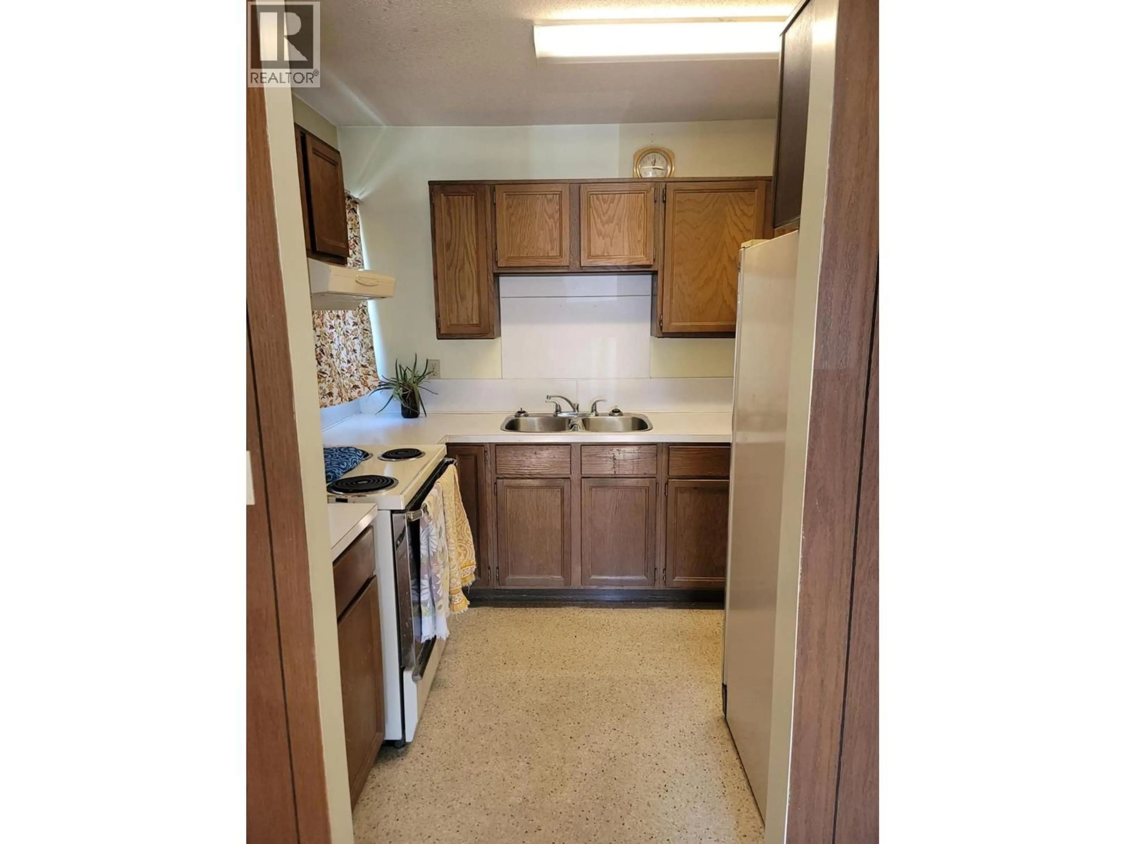 Standard kitchen, unknown for 760 CADDER AVENUE, Kelowna British Columbia V1Y5N6