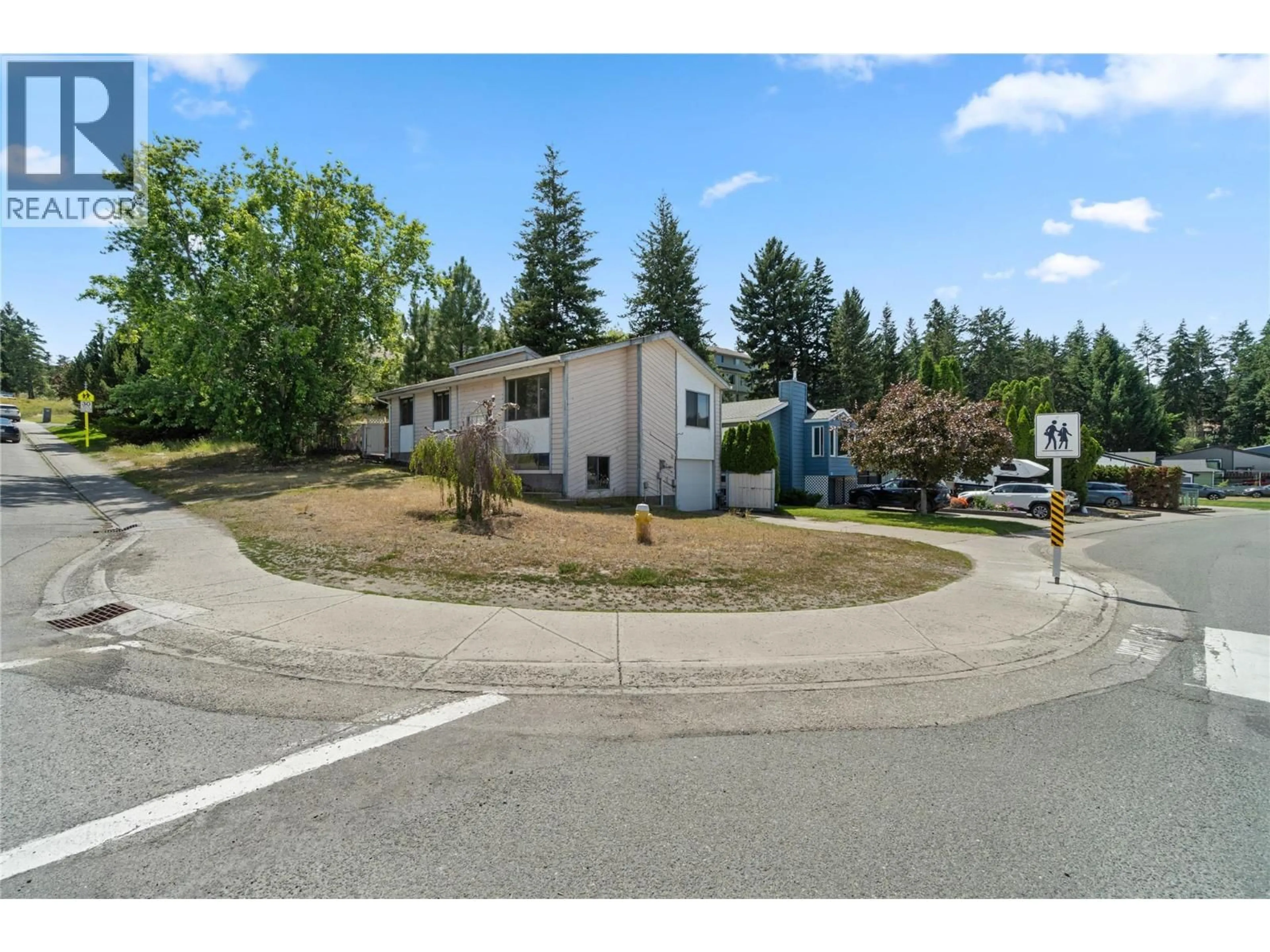 A pic from outside/outdoor area/front of a property/back of a property/a pic from drone, street for 495 MONARCH COURT, Kamloops British Columbia V2E1Y3