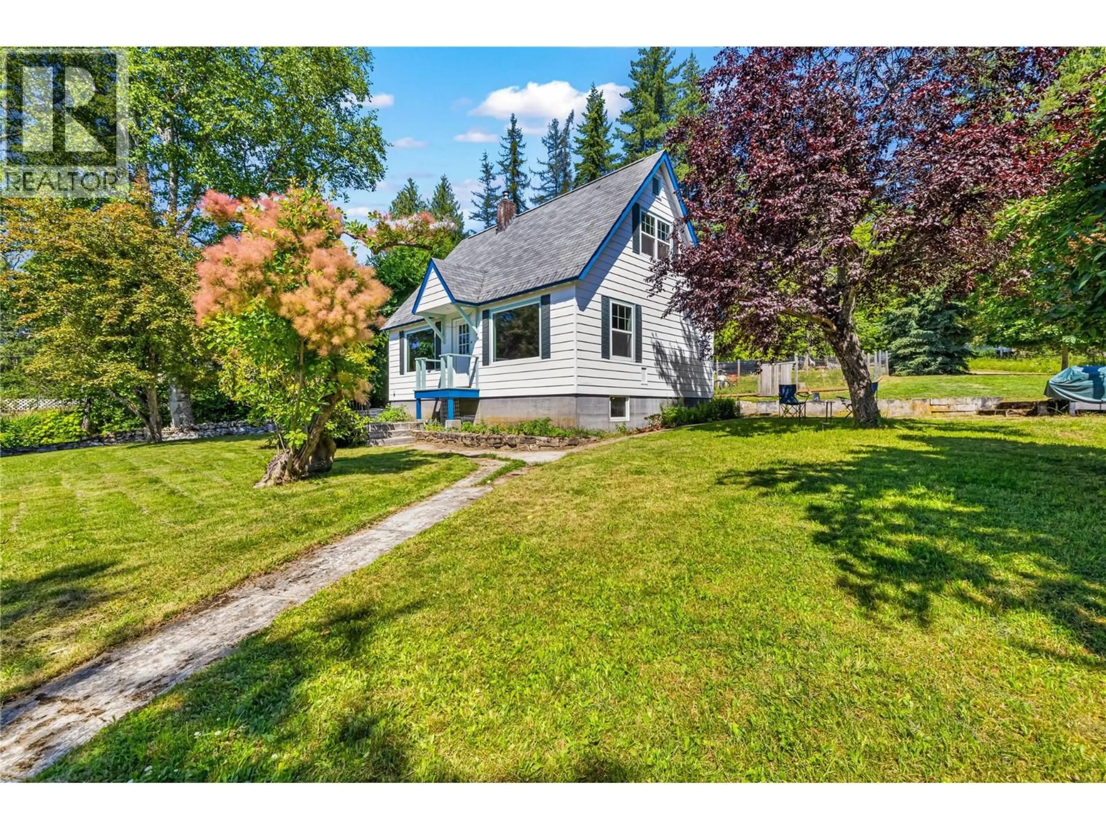 A pic from outside/outdoor area/front of a property/back of a property/a pic from drone, street for 1618 RUSSEL AVENUE, Riondel British Columbia V0B2B0