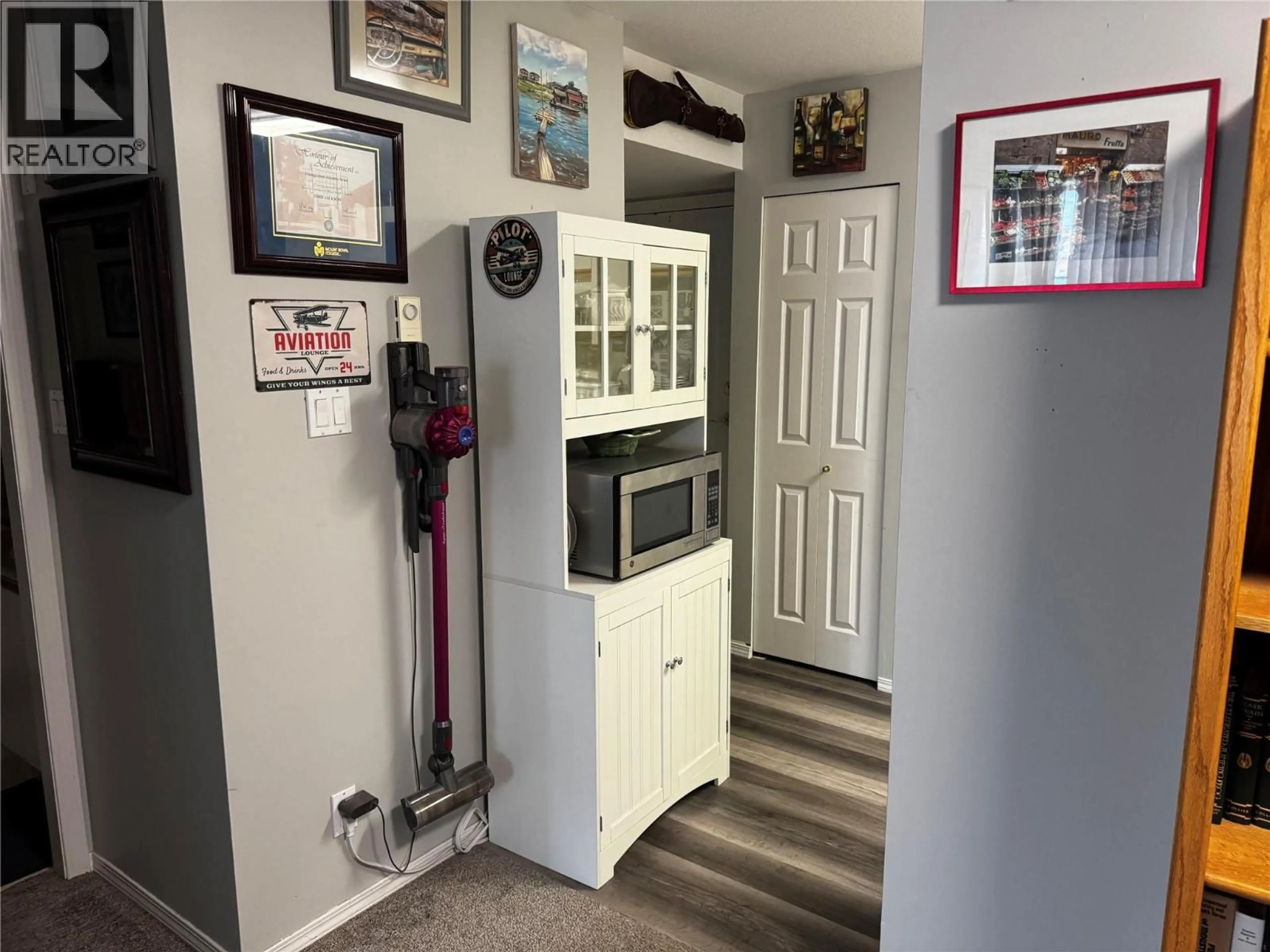 Indoor entryway for 203 - 521 8TH AVENUE NORTH, Golden British Columbia V0A1H0