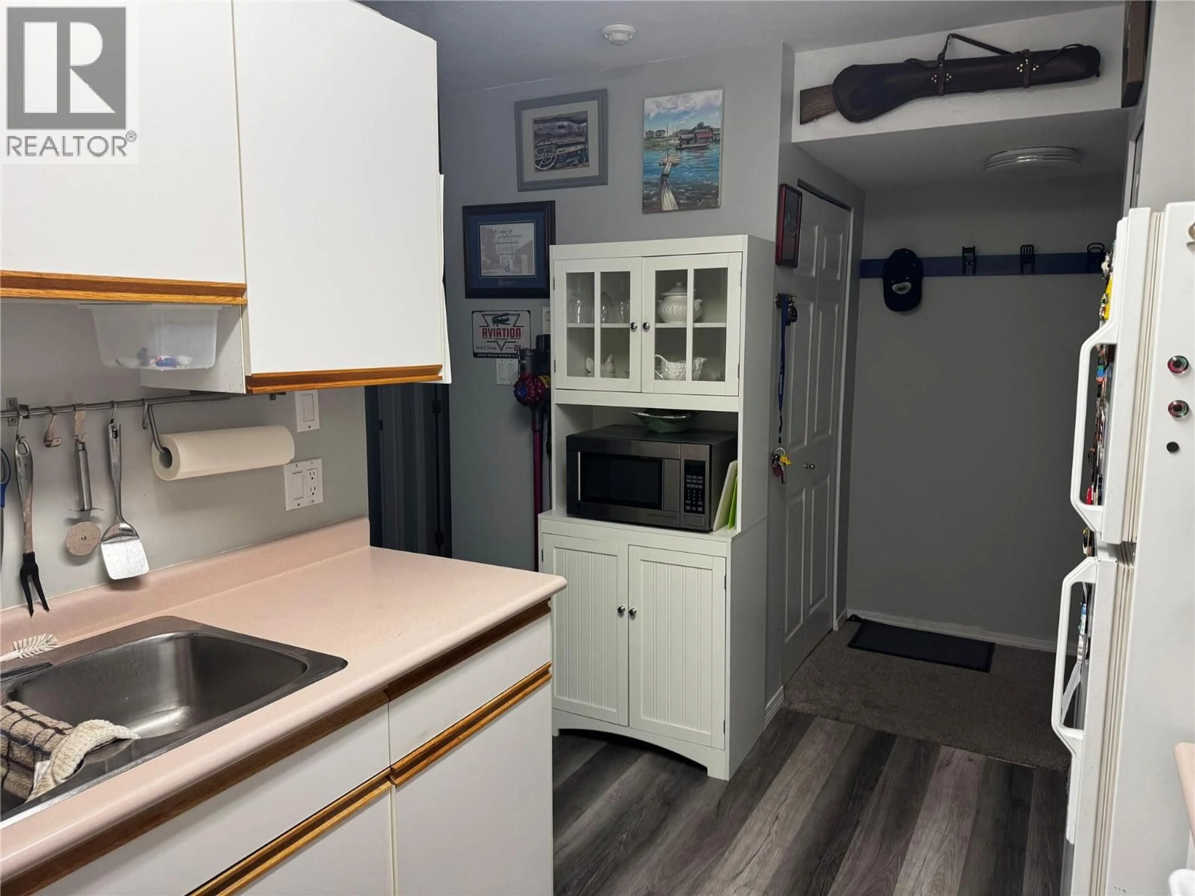 Standard kitchen, unknown for 203 - 521 8TH AVENUE NORTH, Golden British Columbia V0A1H0
