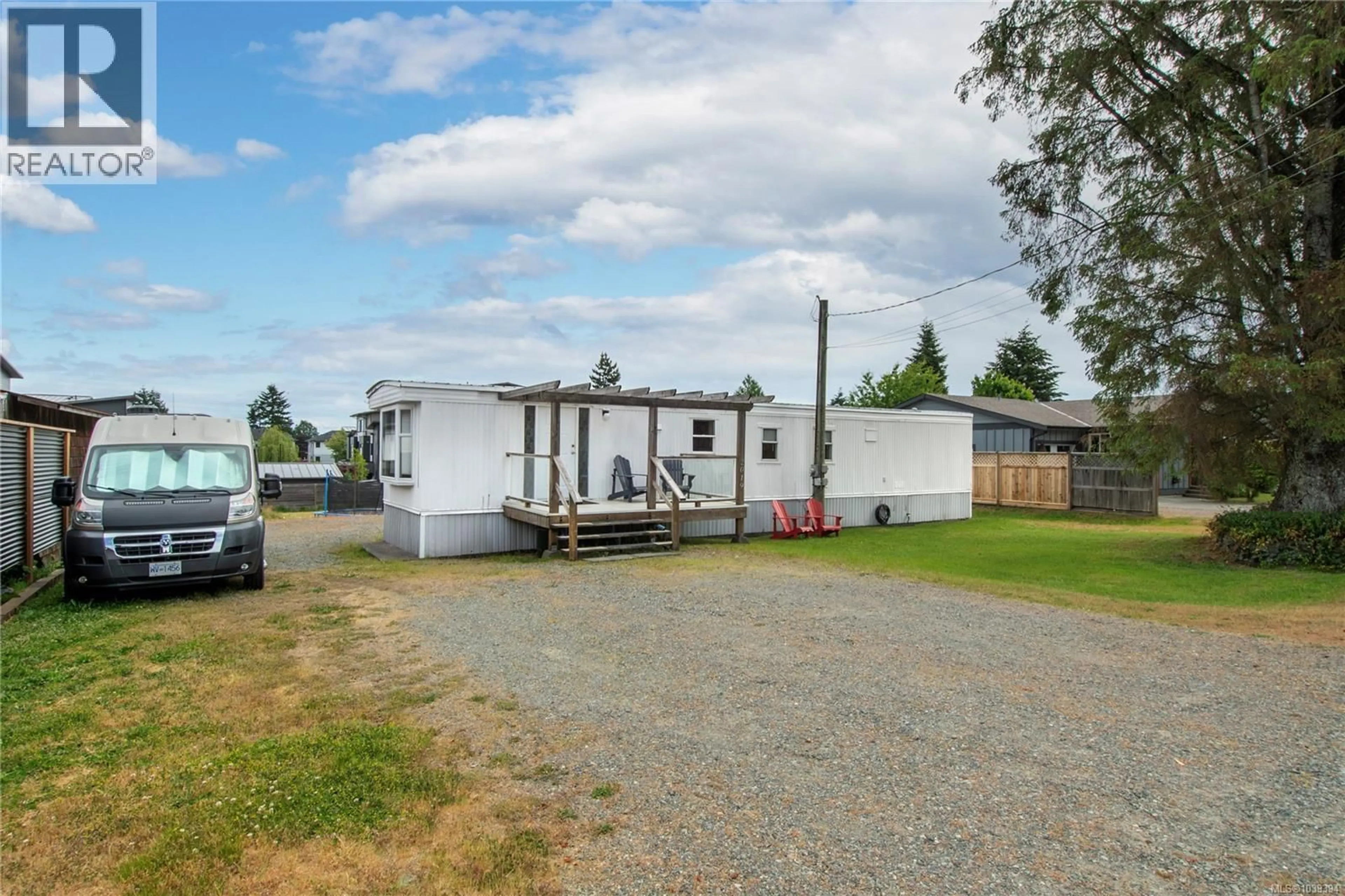 A pic from outside/outdoor area/front of a property/back of a property/a pic from drone, unknown for 2019 PALMER ROAD, Campbell River British Columbia V9W5M2