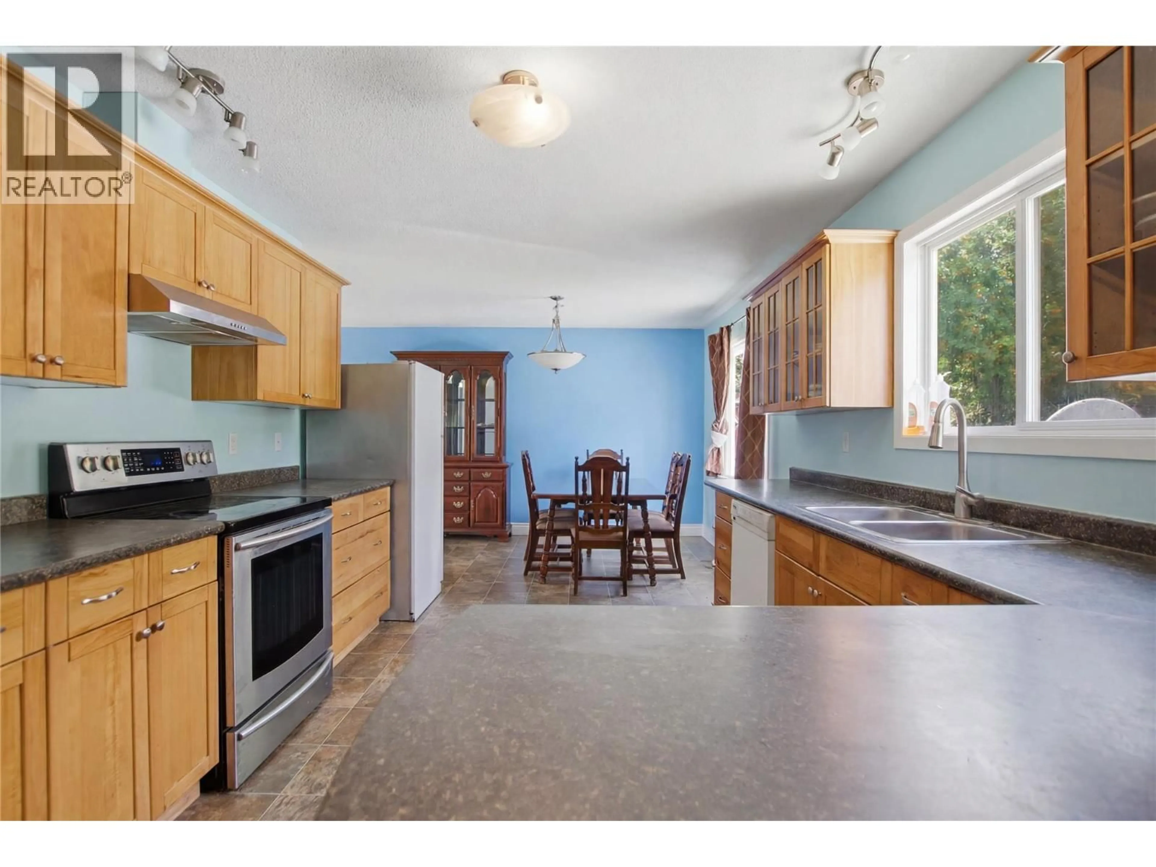 Open concept kitchen, unknown for 355 PEMBERTON TERRACE, Kamloops British Columbia V2C1T2