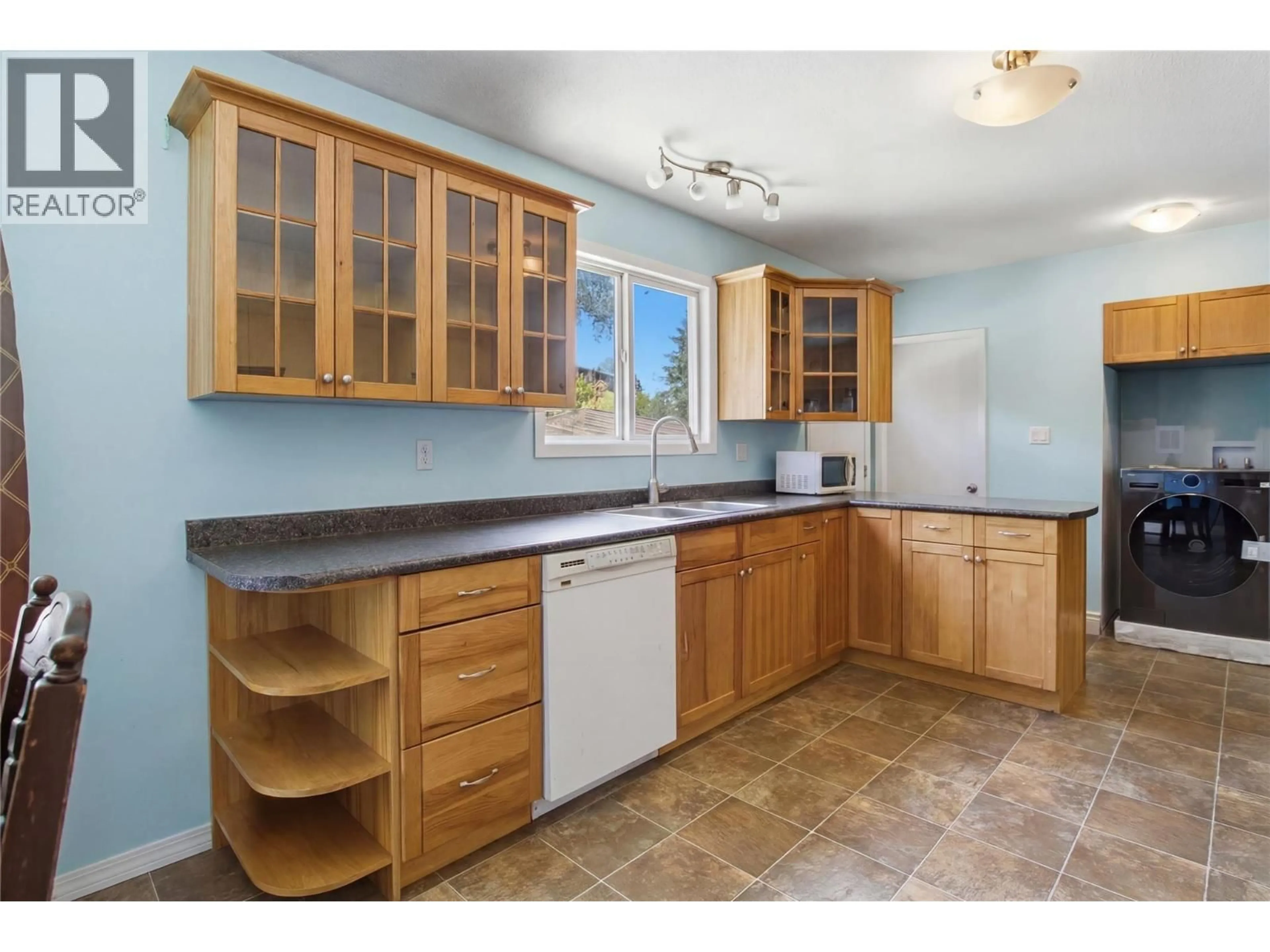 Standard kitchen, unknown for 355 PEMBERTON TERRACE, Kamloops British Columbia V2C1T2